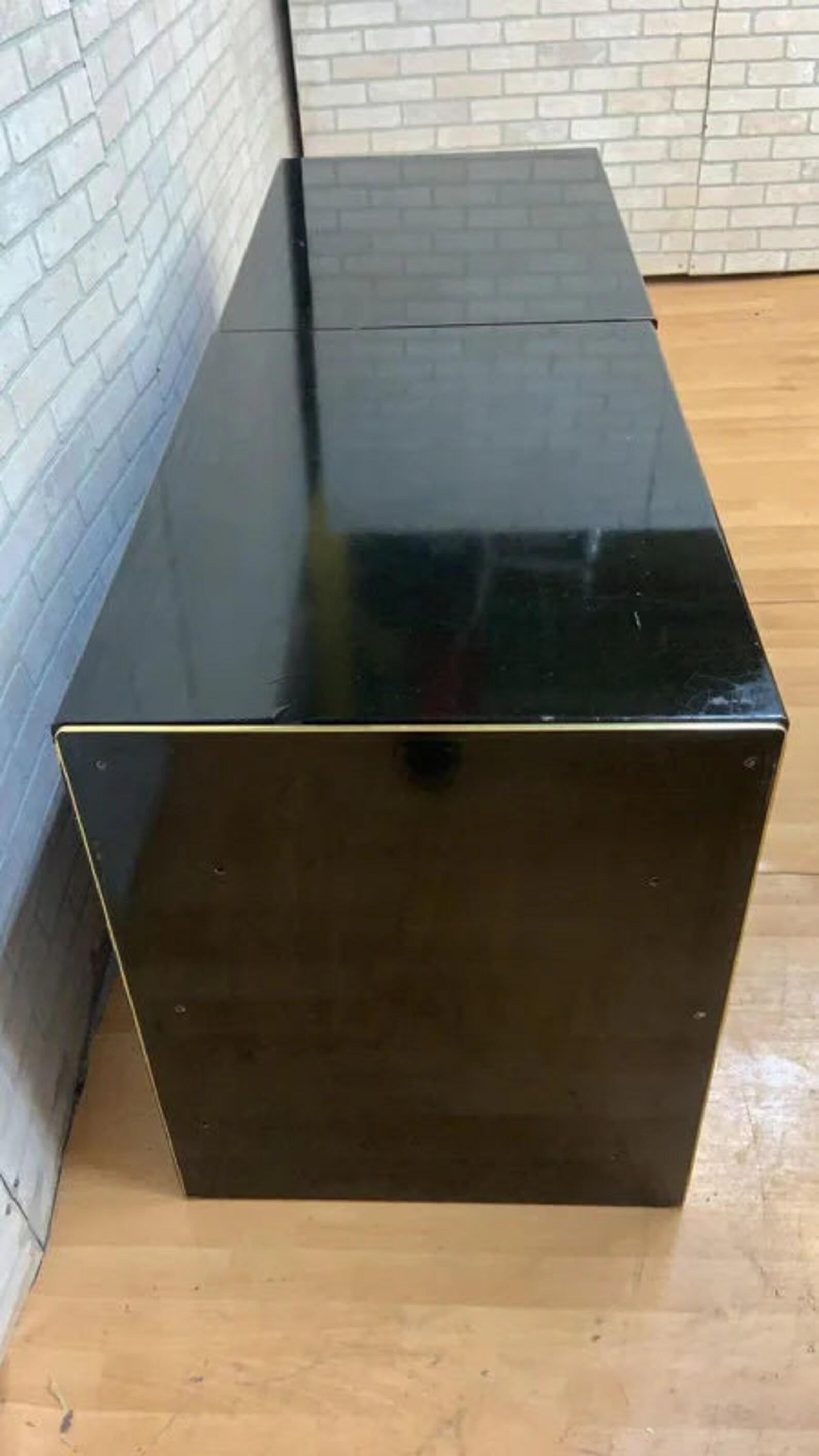 Credenza credenza in ottone e lacca nera di John Widdicomb del Medioevo Moderno in vendita 2