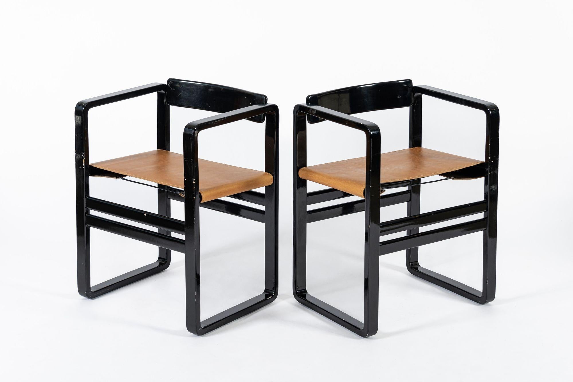 Questa coppia unica di sedie lounge vintage della metà del secolo scorso, laccate e in pelle, nello stile di Verner Panton, risale al 1970 circa. Queste sedie uniche hanno uno stile incredibile e sono caratterizzate da telai rettilinei laccati in