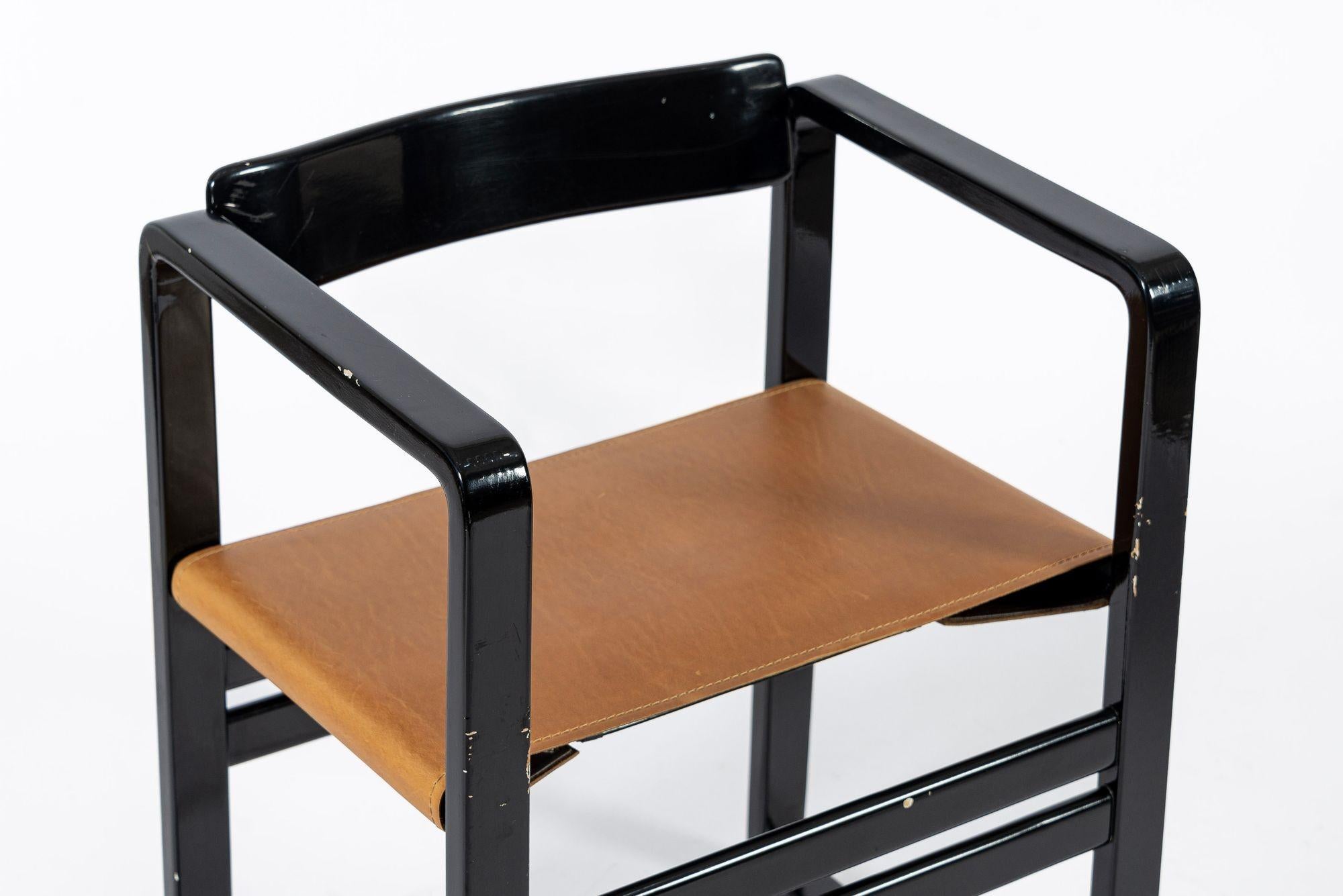 Poltrone moderne di metà secolo in lacca nera e pelle marrone anni '70 in vendita 1