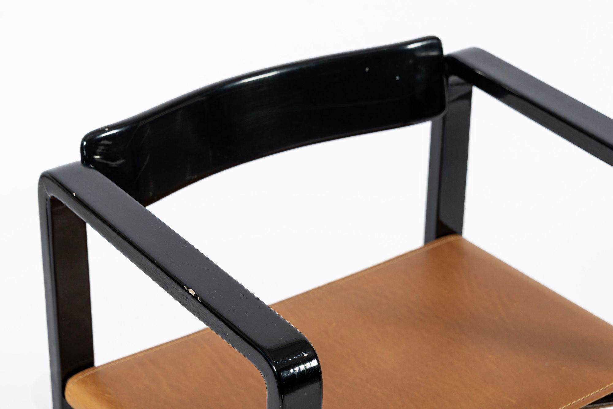 Poltrone moderne di metà secolo in lacca nera e pelle marrone anni '70 in vendita 2