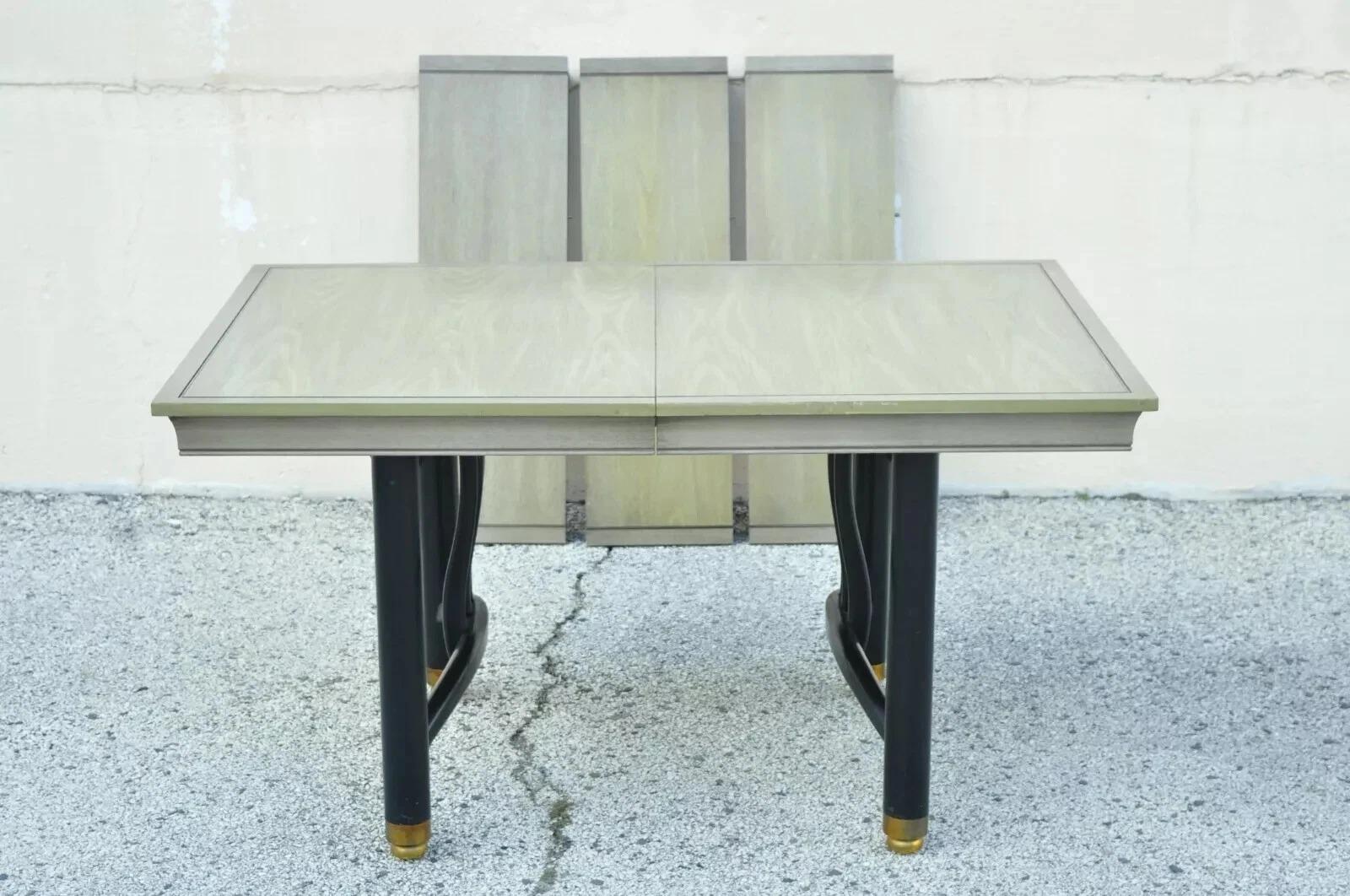 Vintage Mid Century Modern Black Lacquer James Mont Style Dining Table by Blowing Rock. Cette pièce comporte (3) feuilles de 12
