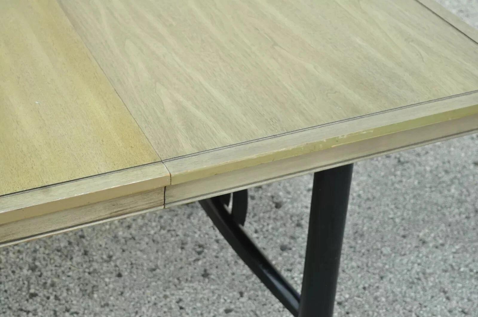 Table de salle à manger de style James Mont mi-siècle moderne en laque noire par Blowing Rock en vente 1