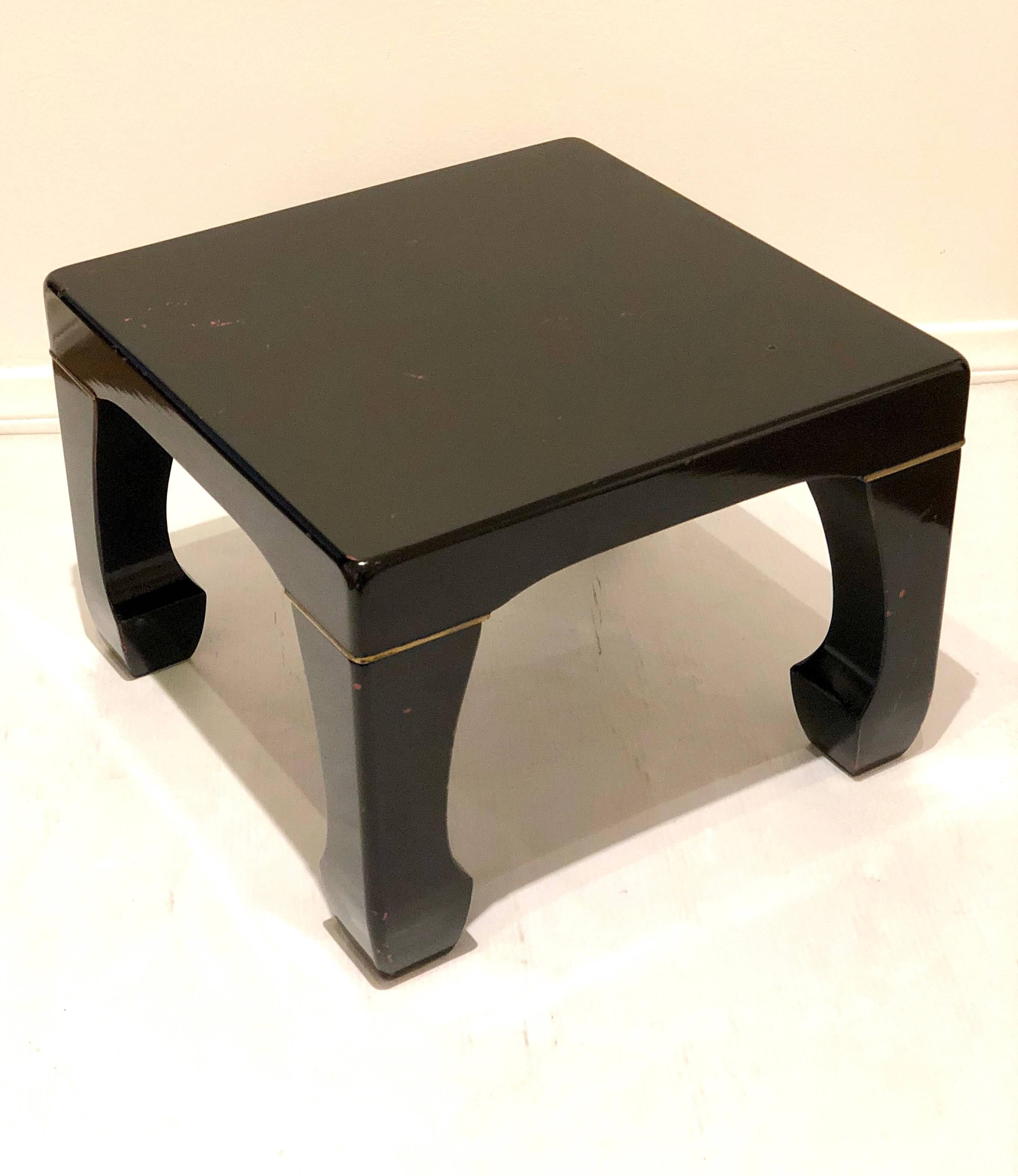 Japonisme Tabouret bas japonais en laque noire moderne du milieu du siècle dernier avec accents de feuilles d'or en vente