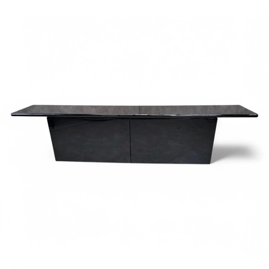 Credenza moderna di metà secolo Sheraton in lacca nera di Giotto Stoppino per Acerbis

Questa credenza Vintage MCM è realizzata con un'elegante finitura laccata nera e sfoggia un design senza tempo che si adatta a qualsiasi arredamento. La credenza