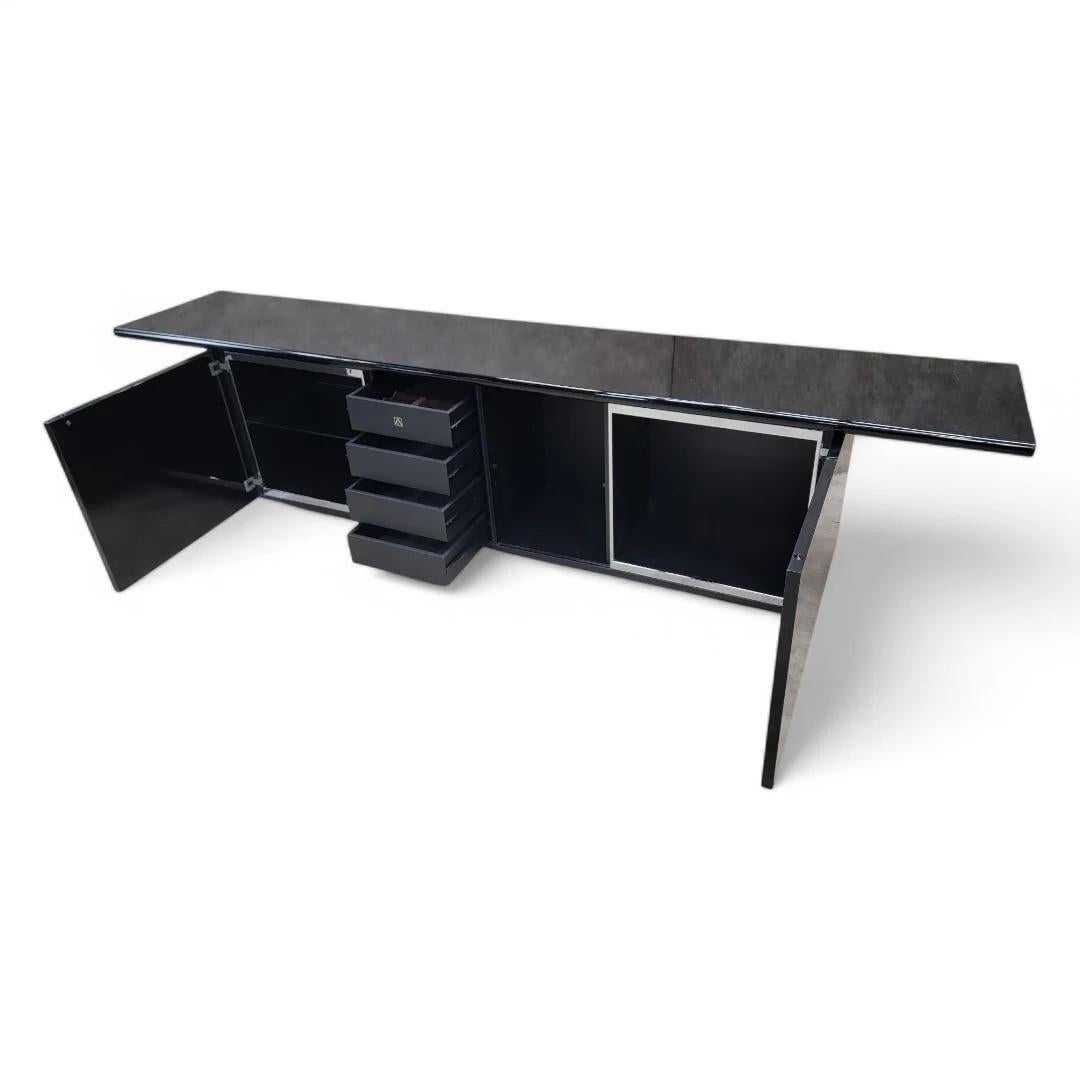 XX secolo Credenza moderna di metà secolo in lacca nera di Giotto Stoppino per Acerbis in vendita