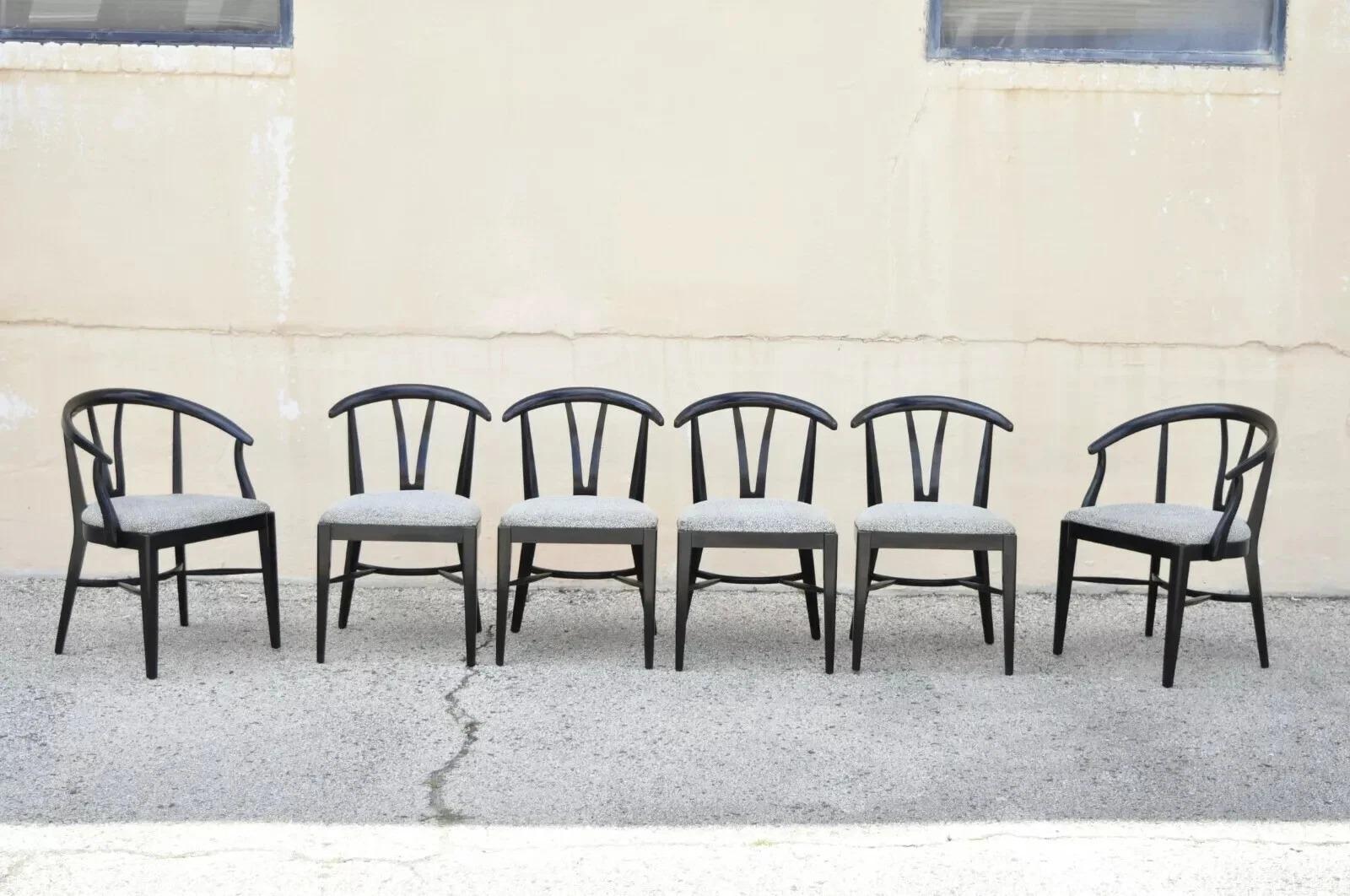 Sedie da pranzo Wishbone di Blowing Rock - Set di 6. L'offerta comprende (2) poltrone, (4) sedie laterali, schienali a spina di pesce, finitura originale in lacca nera, base a traliccio, etichetta originale, stile e forma eccezionali. Circa metà del