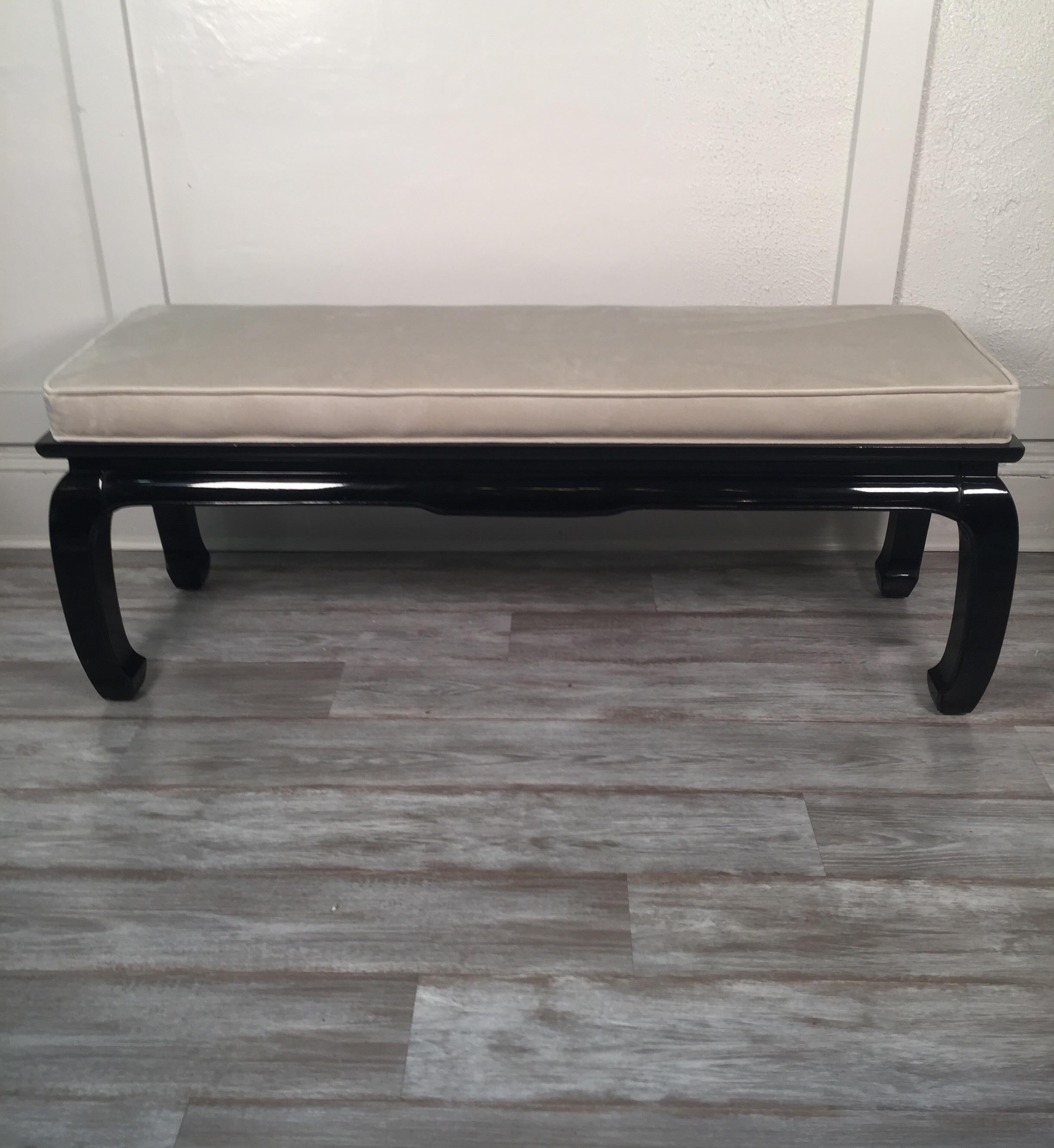 Mid-Century Modern black lacquered Asian style bench newly upholstered
Very good sturdy construction and great condition
Dimensions: 50