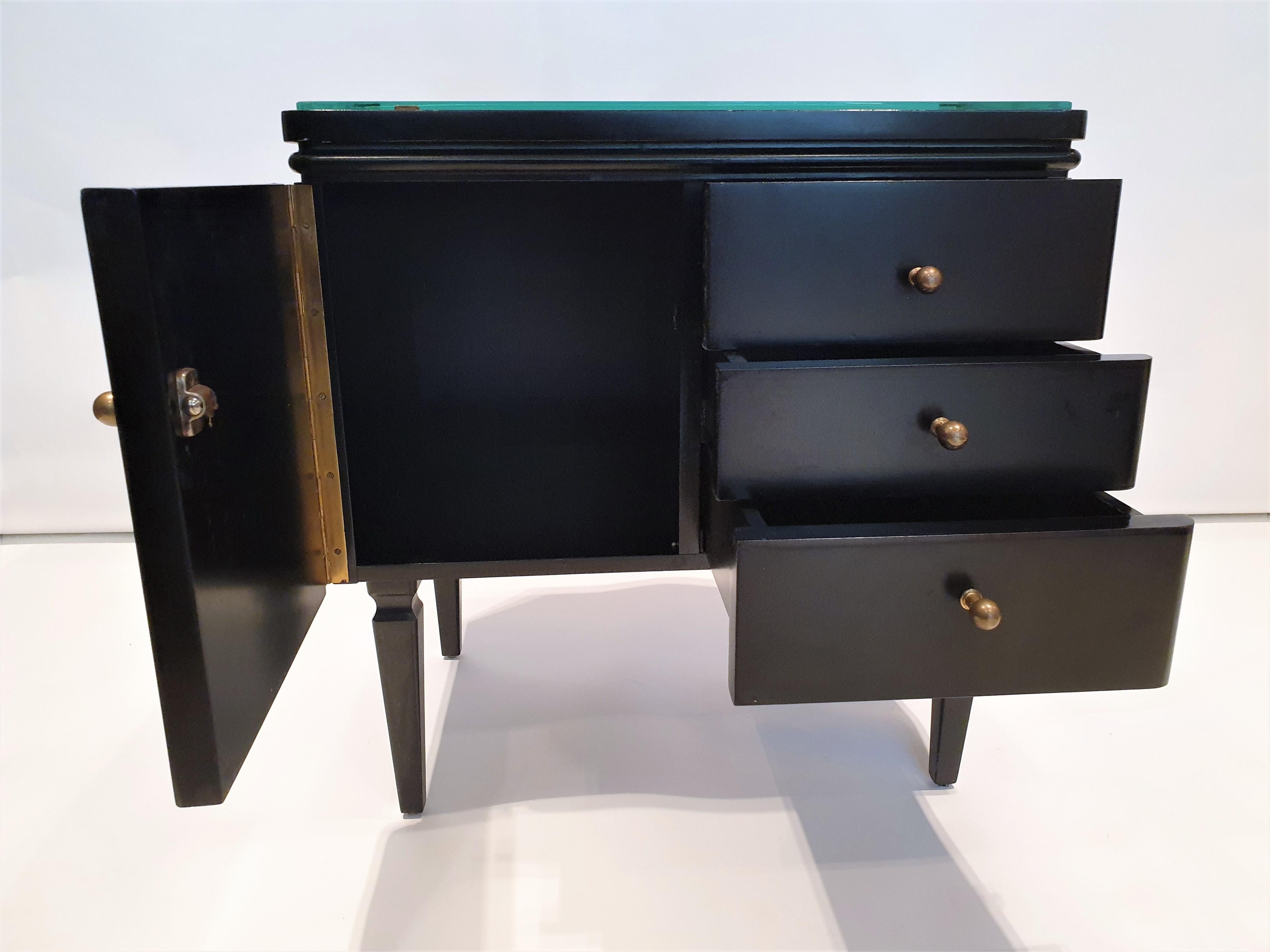 Mid-Century Modern Black Lacquered Bedside Cabinets In Good Condition In London, GB