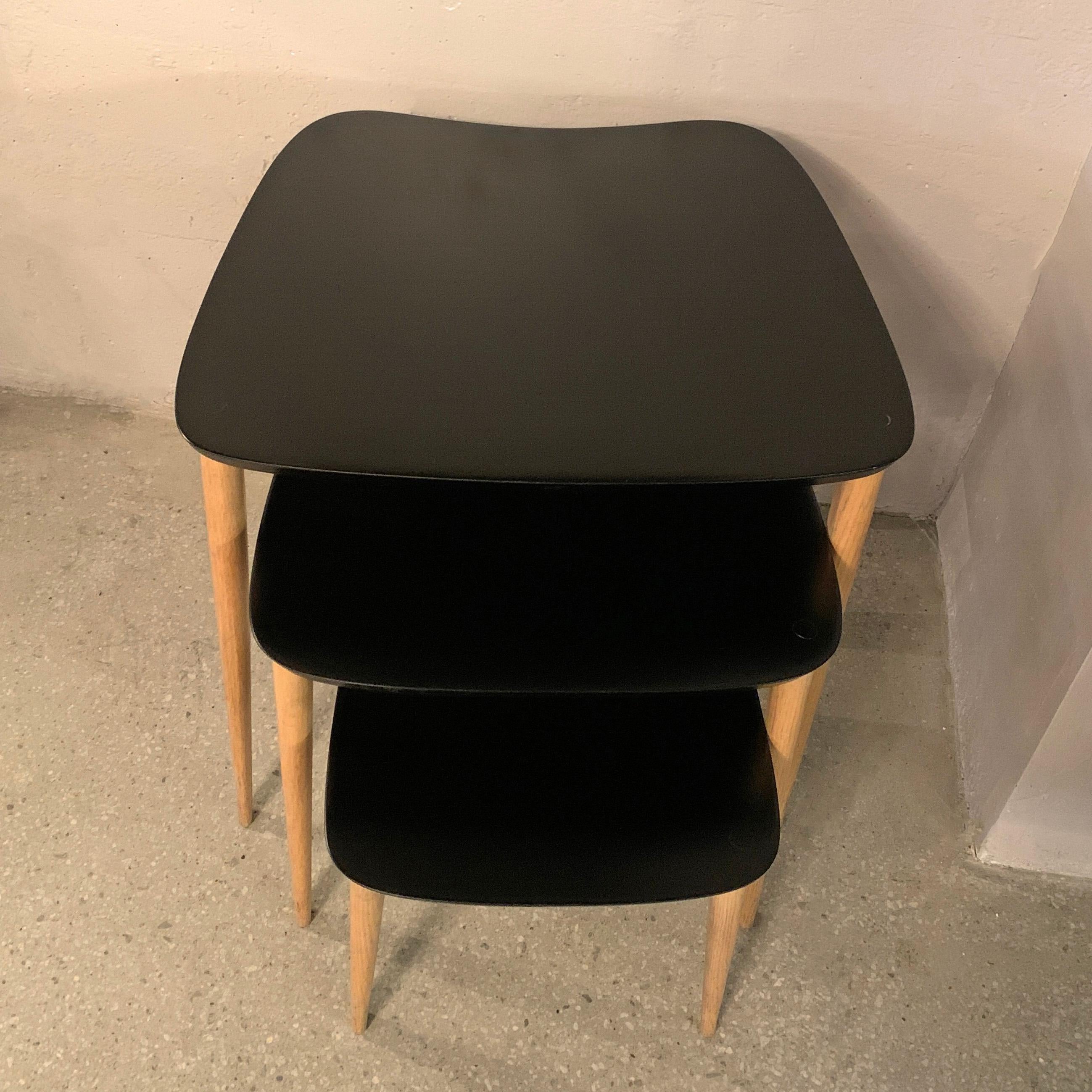 Mid-Century Modern Black Lacquered Biomorphic Nesting Tables In Good Condition For Sale In Brooklyn, NY
