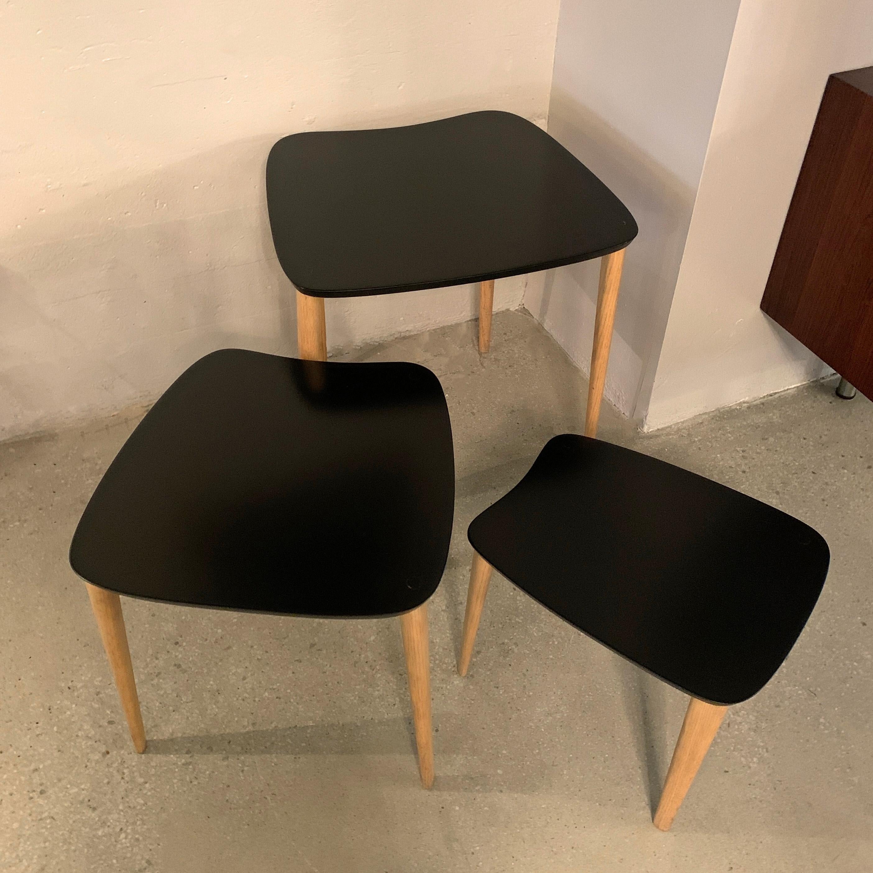 Mid-Century Modern Black Lacquered Biomorphic Nesting Tables For Sale 1