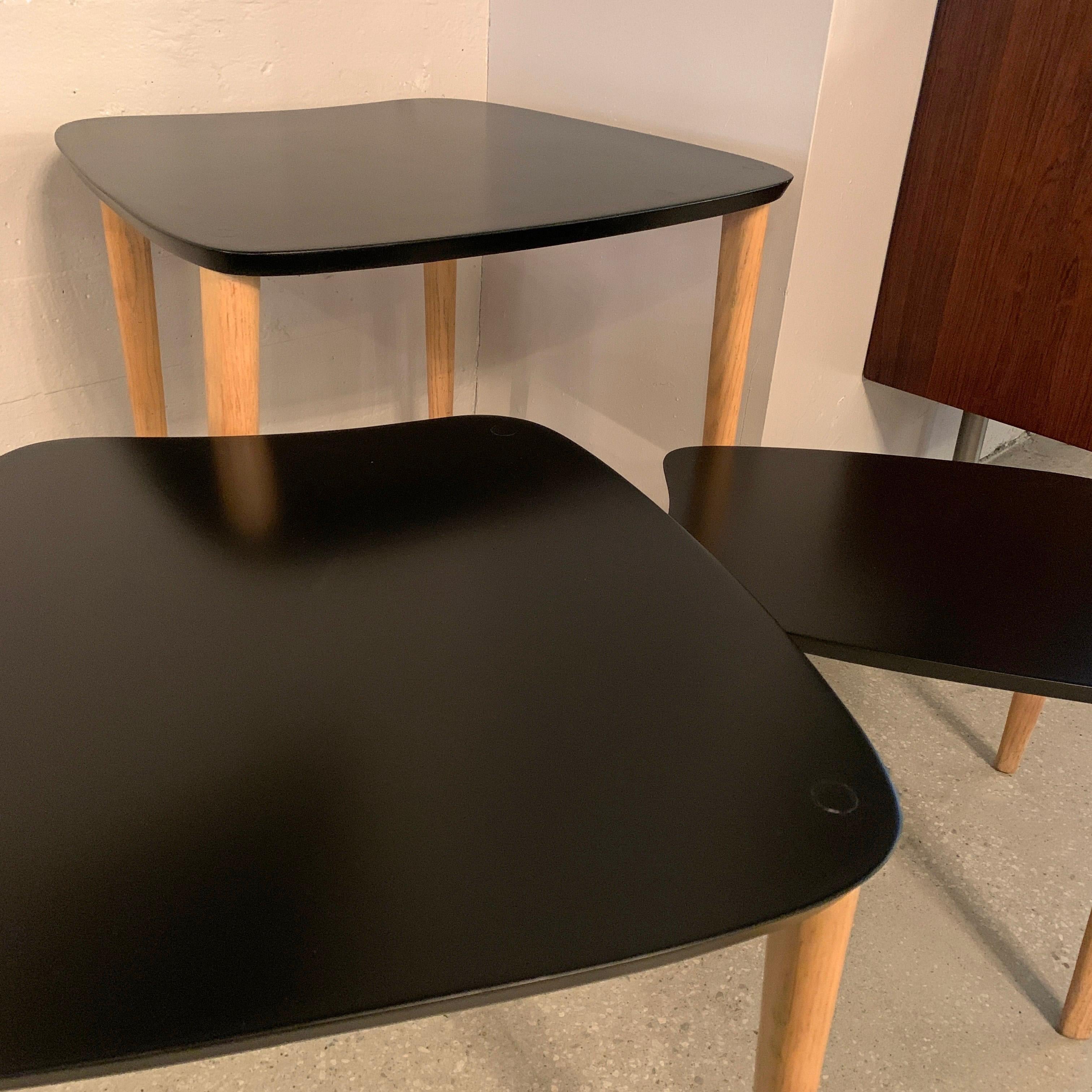 Bouleau Tables gigognes biomorphiques laquées noires du mi-siècle moderne en vente