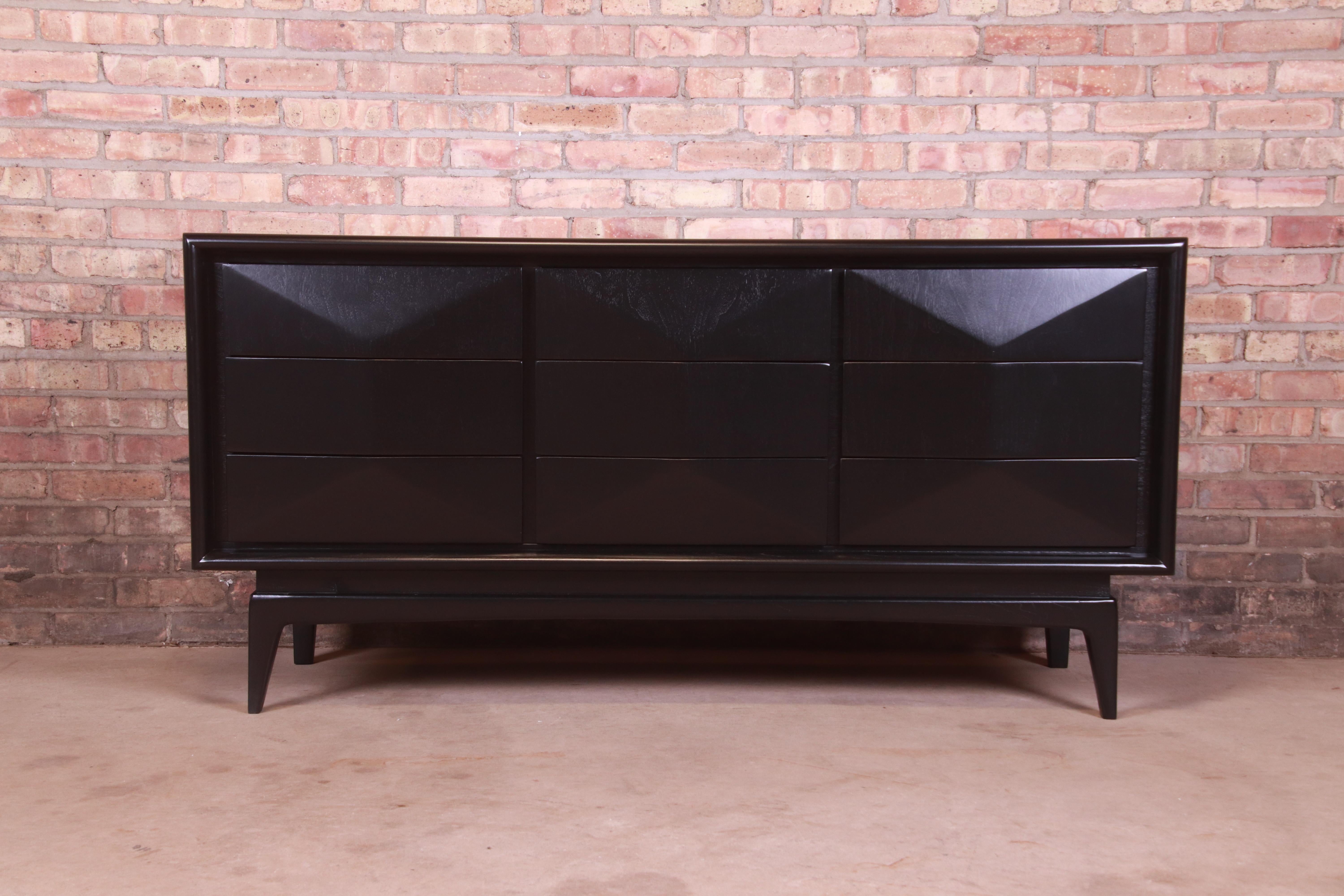 A stunning Mid-Century Modern black lacquered sculpted walnut diamond front long dresser or credenza

In the manner of Vladimir Kagan

By United Furniture Co.

USA, 1960s

Measures: 62