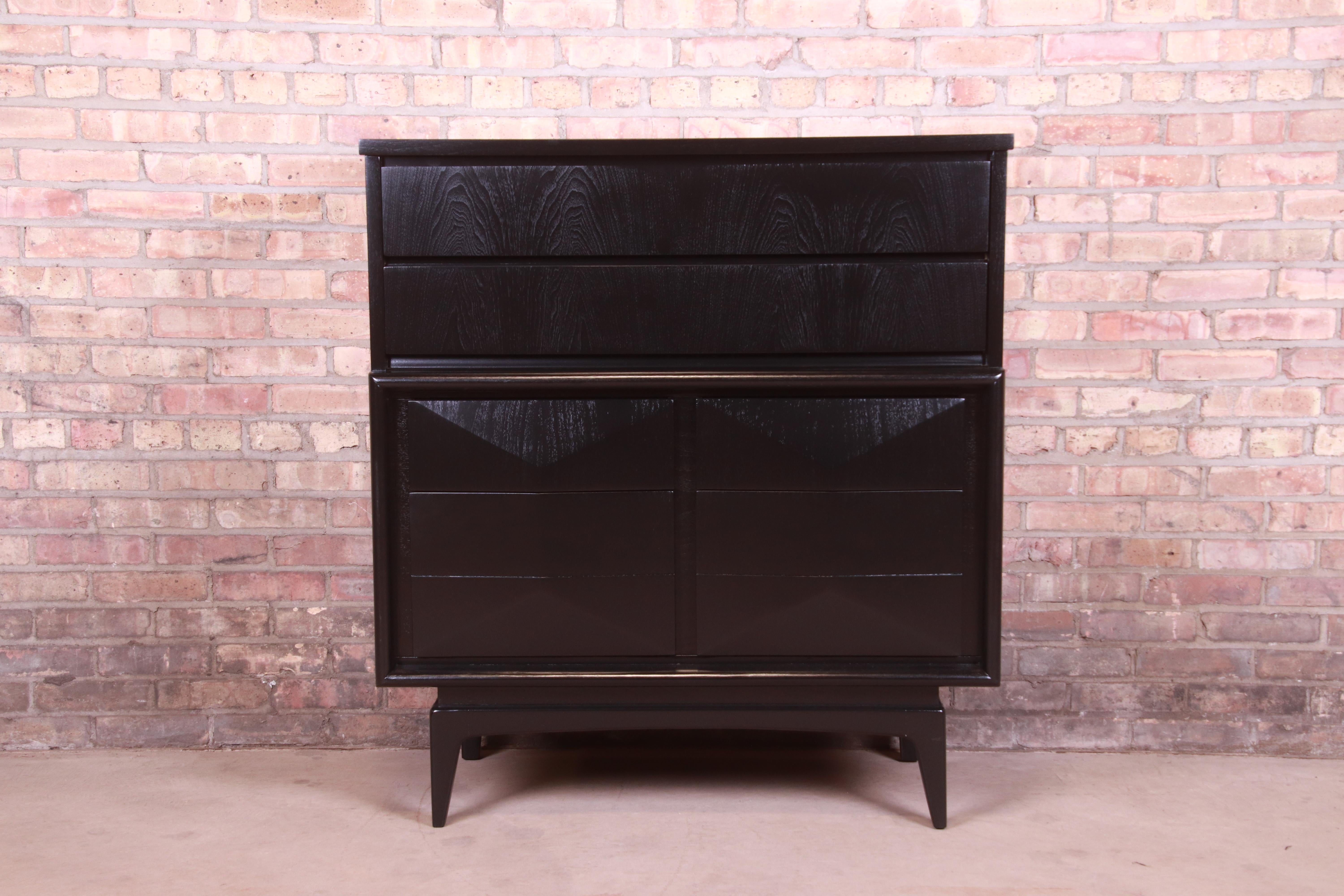A stunning Mid-Century Modern sculpted walnut black lacquered diamond front six-drawer highboy dresser


By United Furniture Co.

USA, 1960s

Measures: 40.13