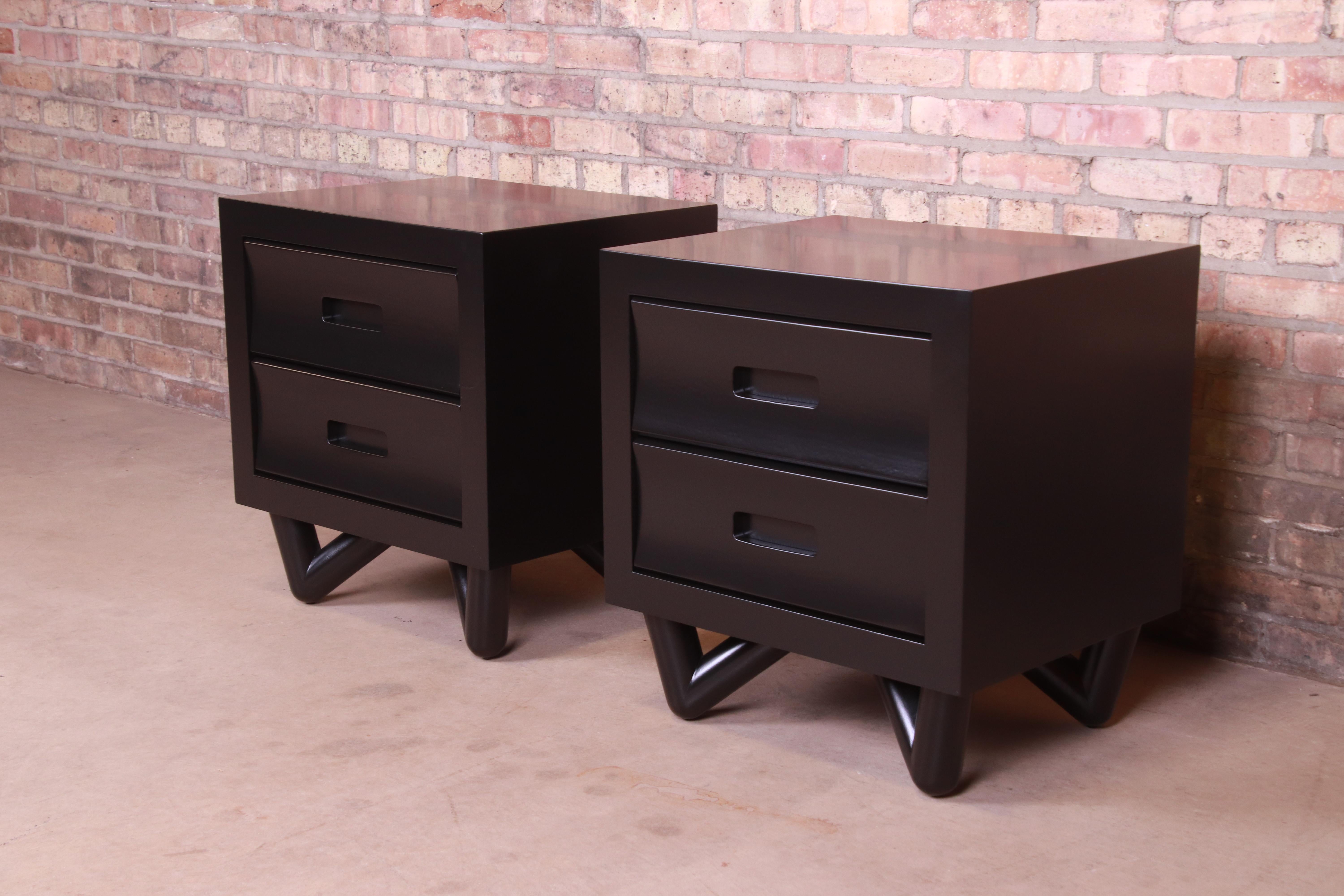 A gorgeous pair of Mid-Century Modern nightstands

USA, mid-20th century

Sculpted walnut, with black lacquered finish.

Measures: 22