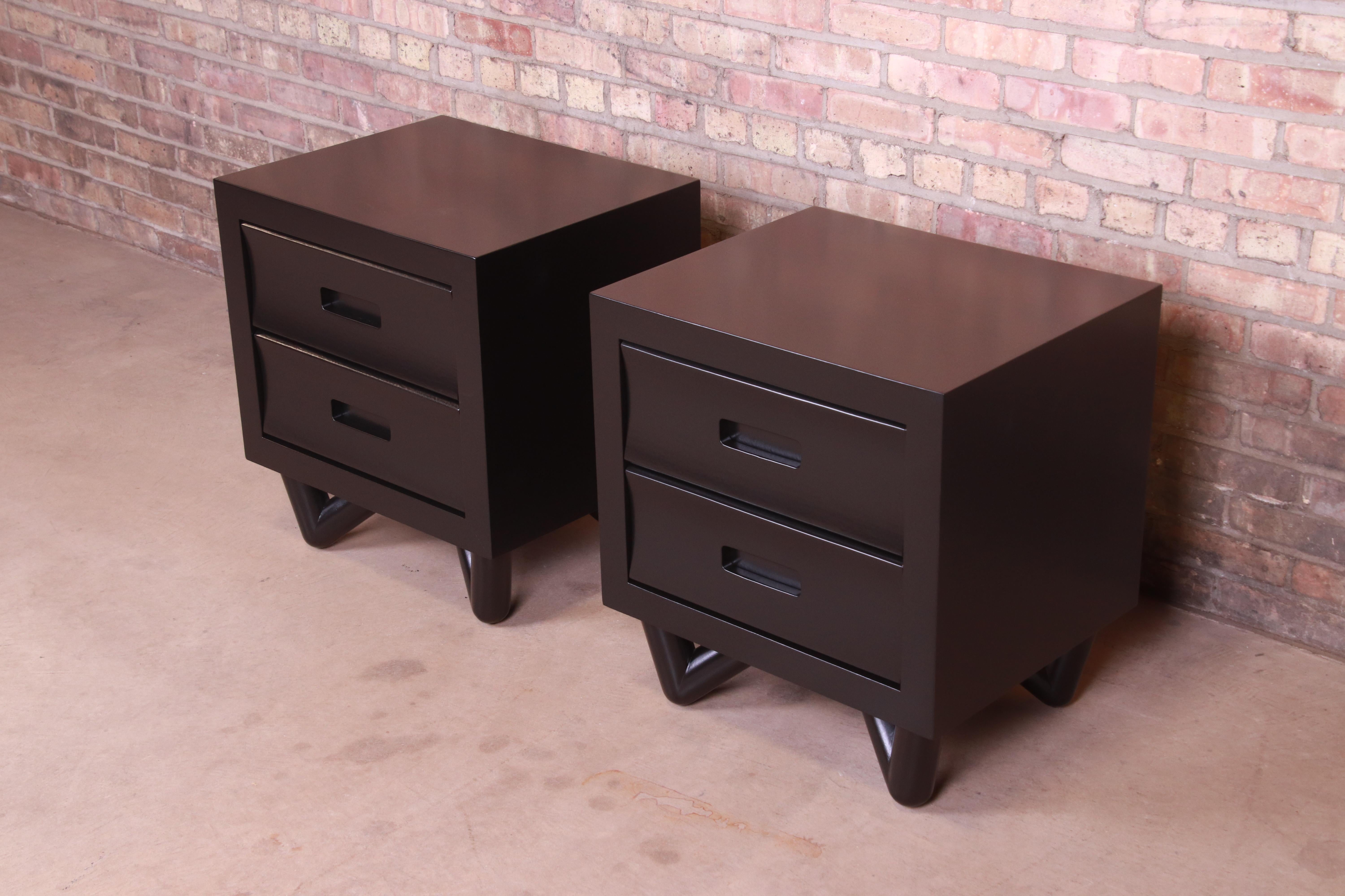 Mid-Century Modern Black Lacquered Nightstands, Newly Refinished In Good Condition In South Bend, IN