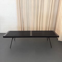 Mesa de centro tipo banco de lamas lacada en negro, estilo «Mid-Century Modern»