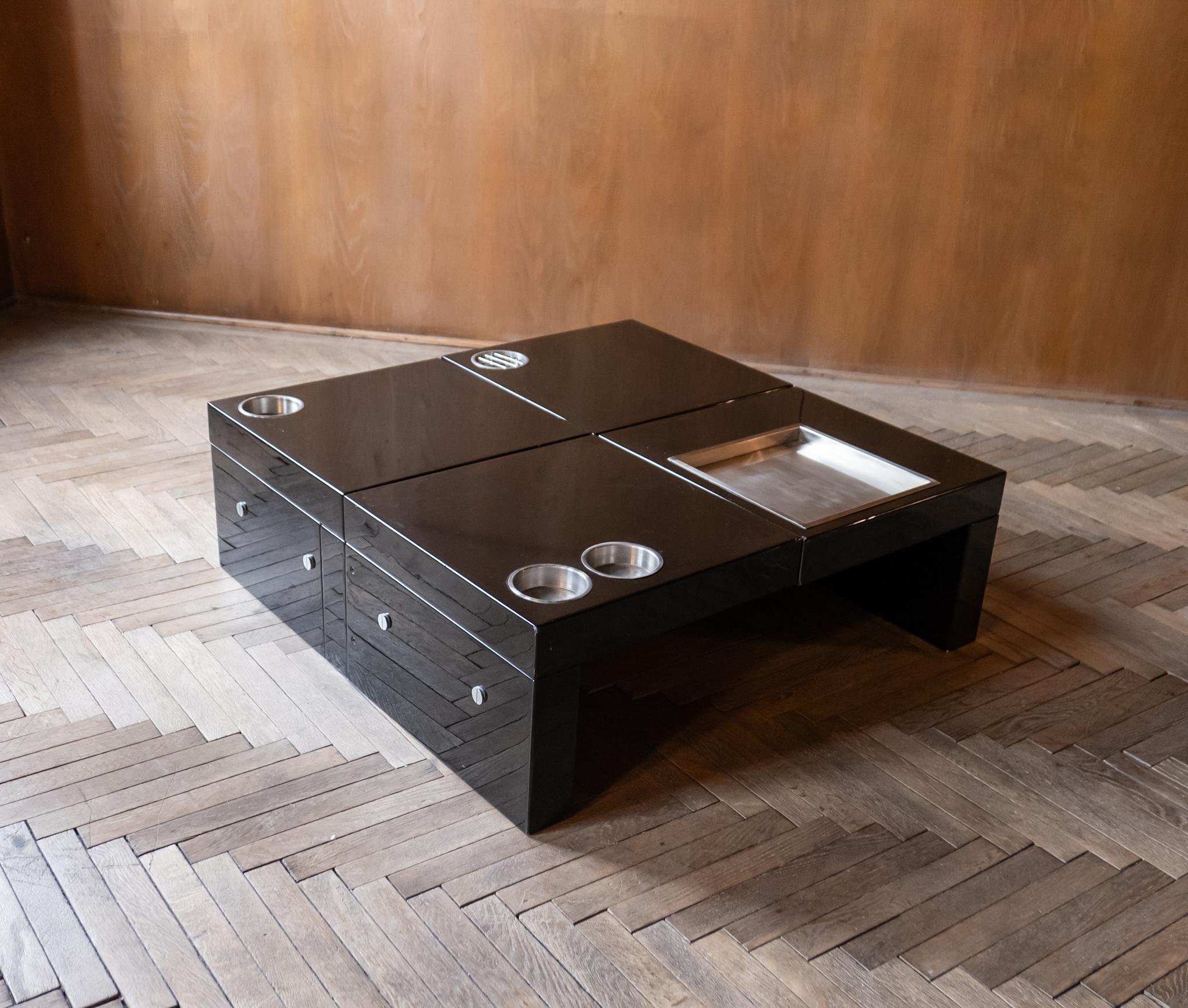 Mid-Century Modern BlackLaquered Coffee Table By Cesare Augusto Nava, Italy 1970s.

Very stylish black laquered coffee table designed by Cesare Augusto Nava in the 1970s. This coffee table made of lacquered wood is a statement piece from the space