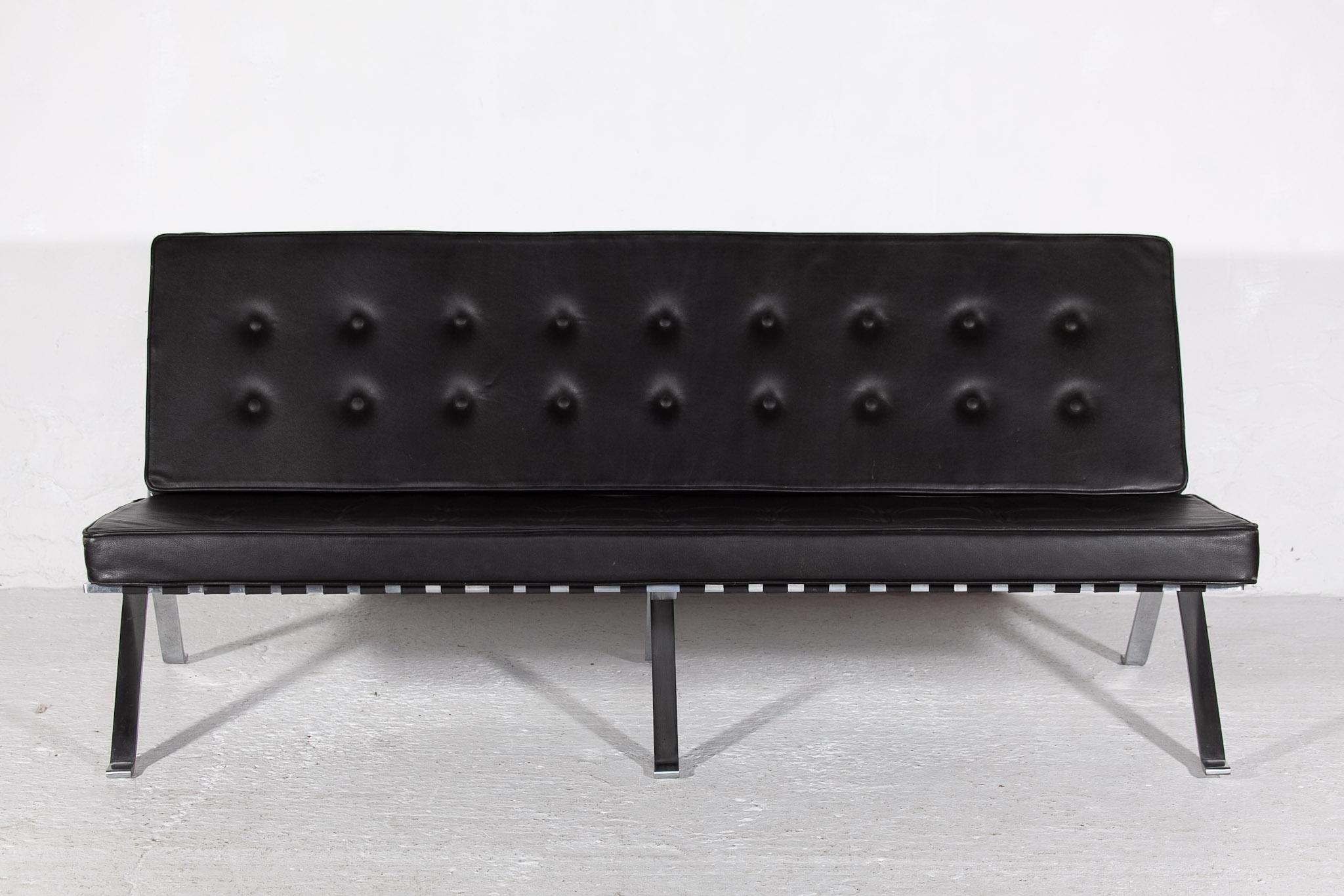 Modernes Sofa aus schwarzem Leder und Chrom aus der Mitte des Jahrhunderts, entworfen von Hans Eichenberger  (Moderne der Mitte des Jahrhunderts) im Angebot