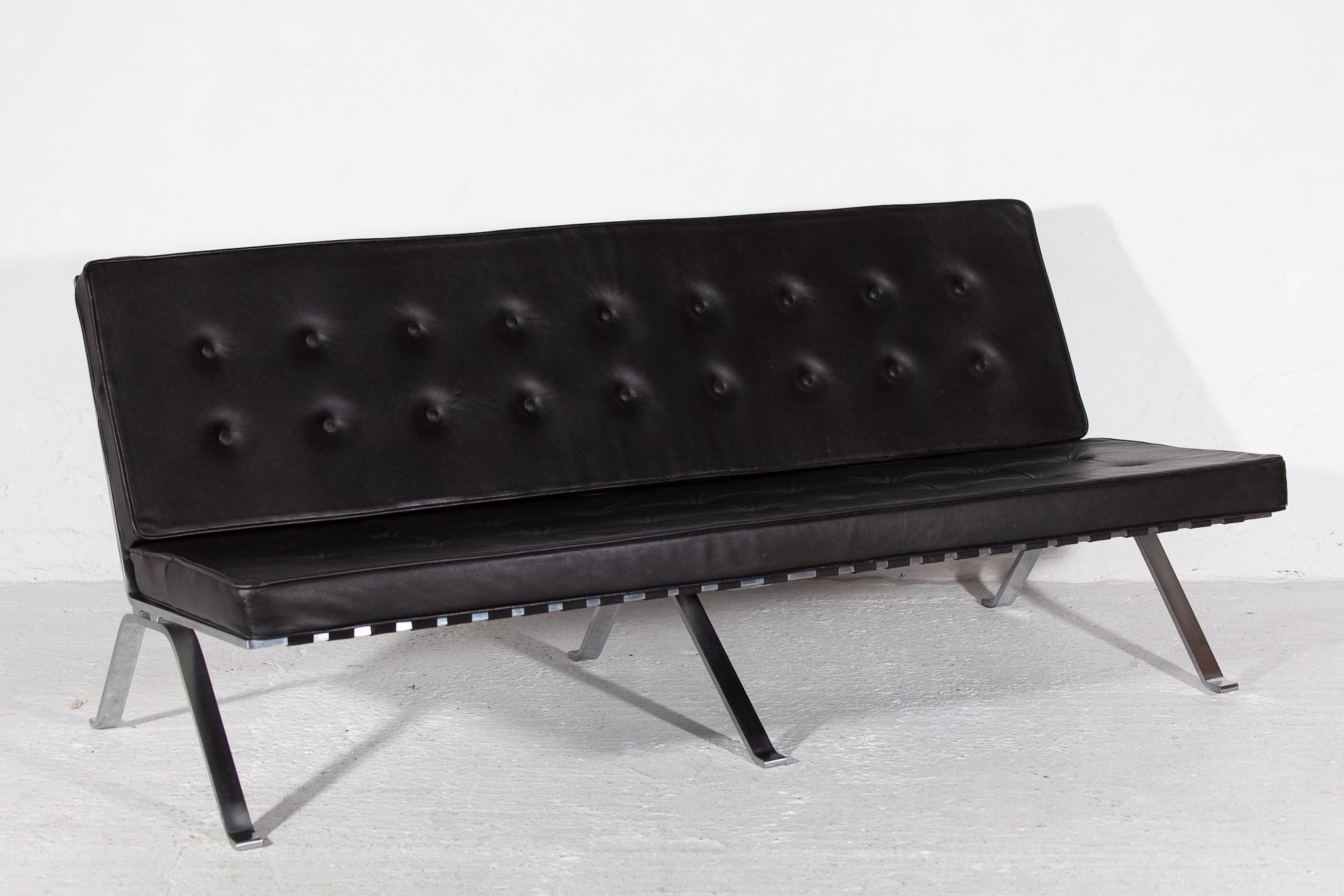 Suisse Canapé moderne du milieu du siècle en cuir noir et chrome, conçu par Hans Eichenberger en vente
