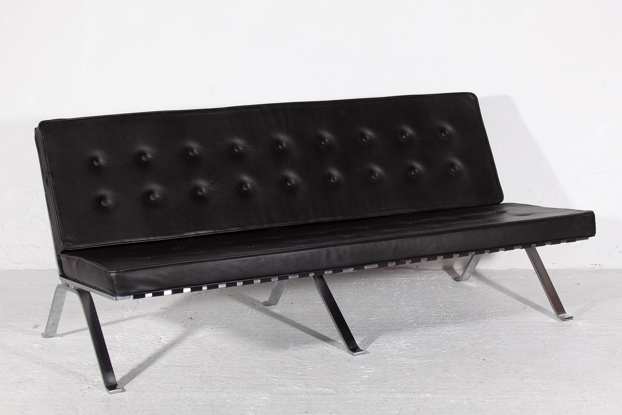 Hand-Crafted Mid-Century Modern Black Leather and Chrome Sofa Designed by Hans Eichenberger  For Sale