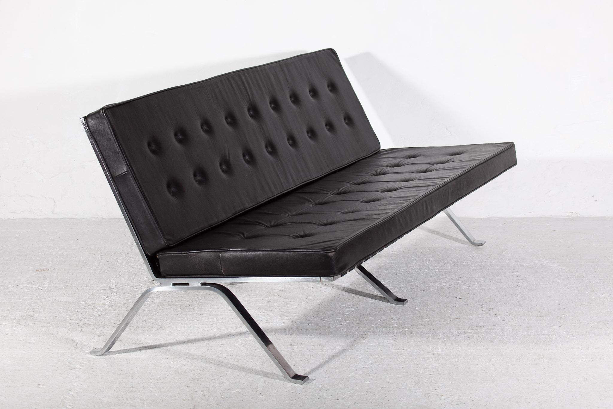 Fait main Canapé en cuir noir et chrome mi-siècle moderne conçu par Hans Eichenberger  en vente