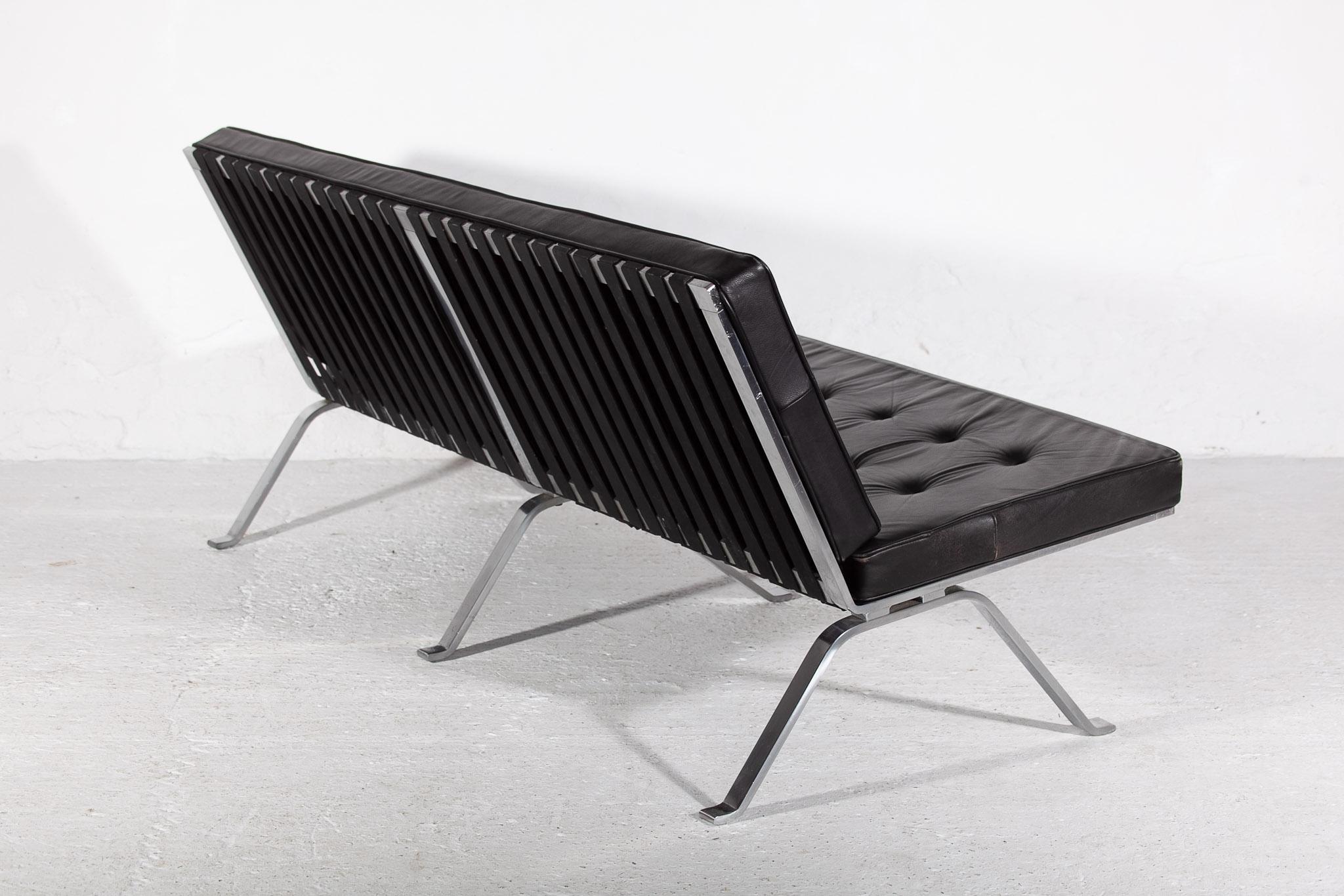 Milieu du XXe siècle Canapé en cuir noir et chrome mi-siècle moderne conçu par Hans Eichenberger  en vente