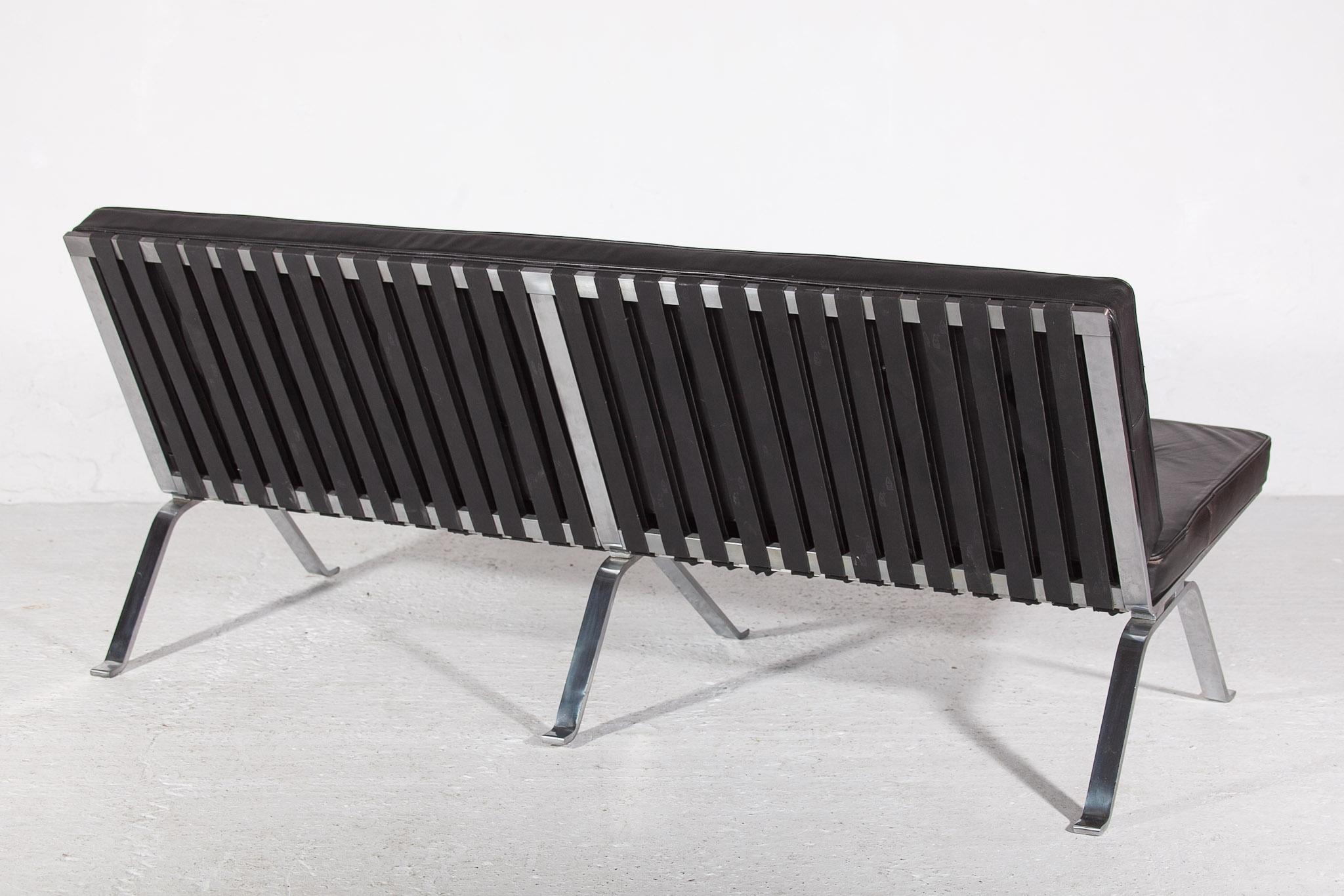 Acier inoxydable Canapé en cuir noir et chrome mi-siècle moderne conçu par Hans Eichenberger  en vente