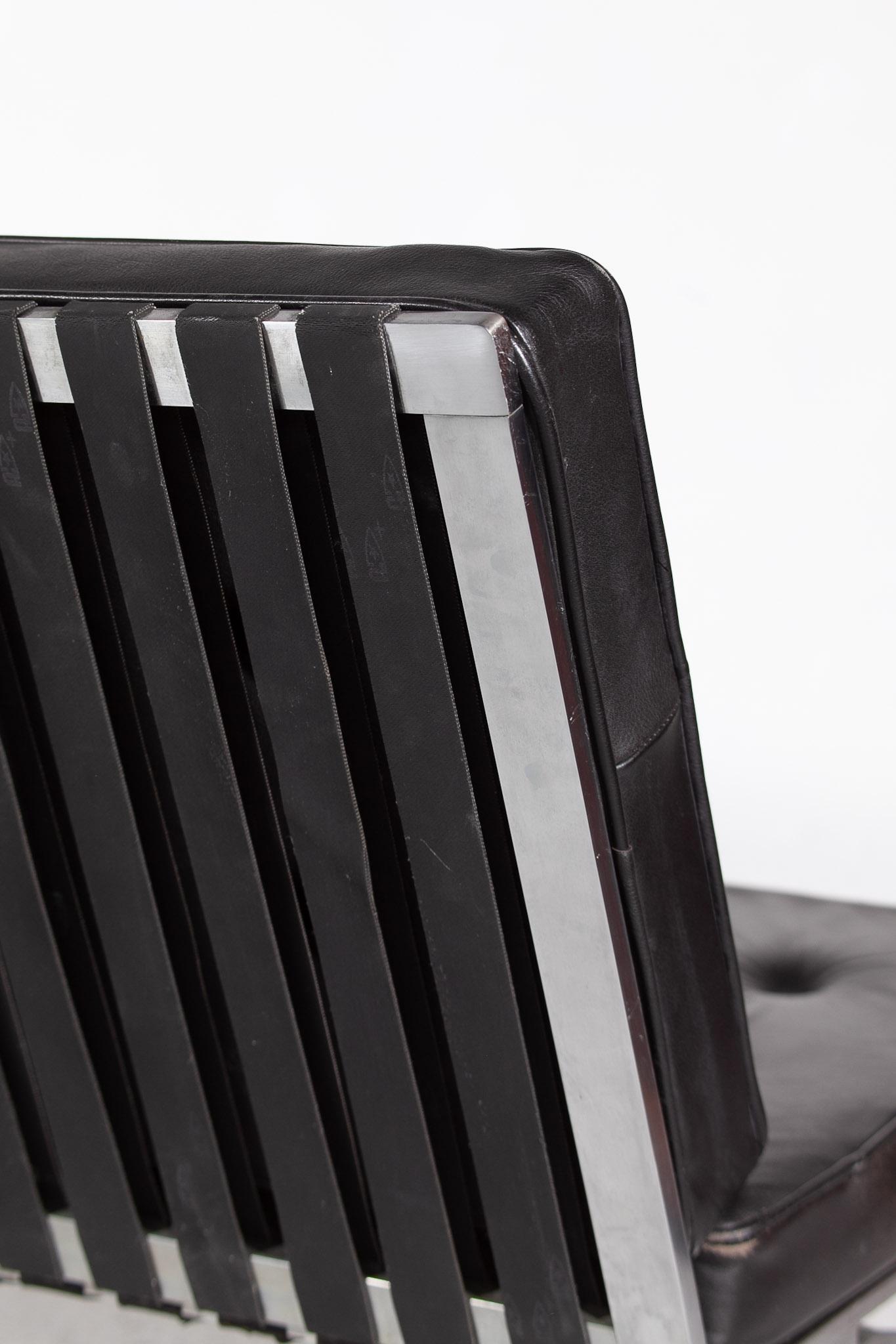 Canapé moderne du milieu du siècle en cuir noir et chrome, conçu par Hans Eichenberger en vente 1