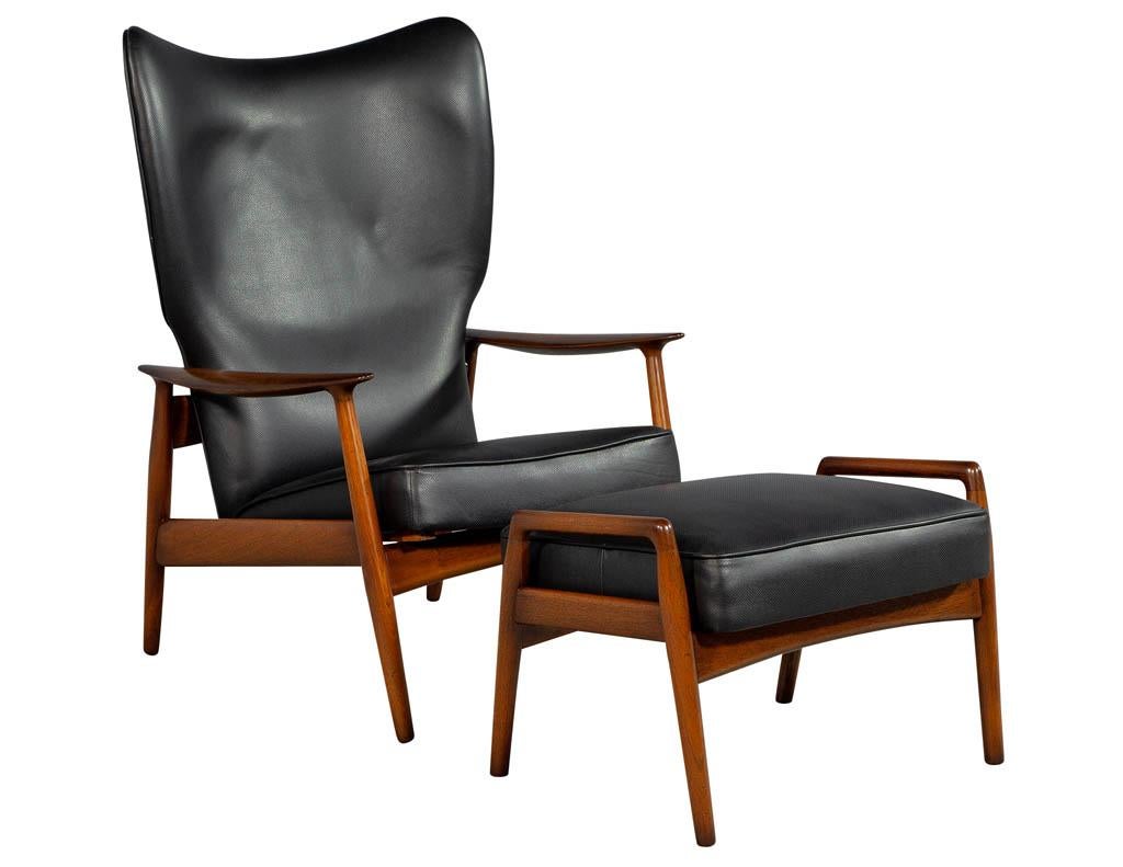 Mid-Century Modern Black Leather Armchair Recliner with Matching Ottoman In Excellent Condition In North York, ON