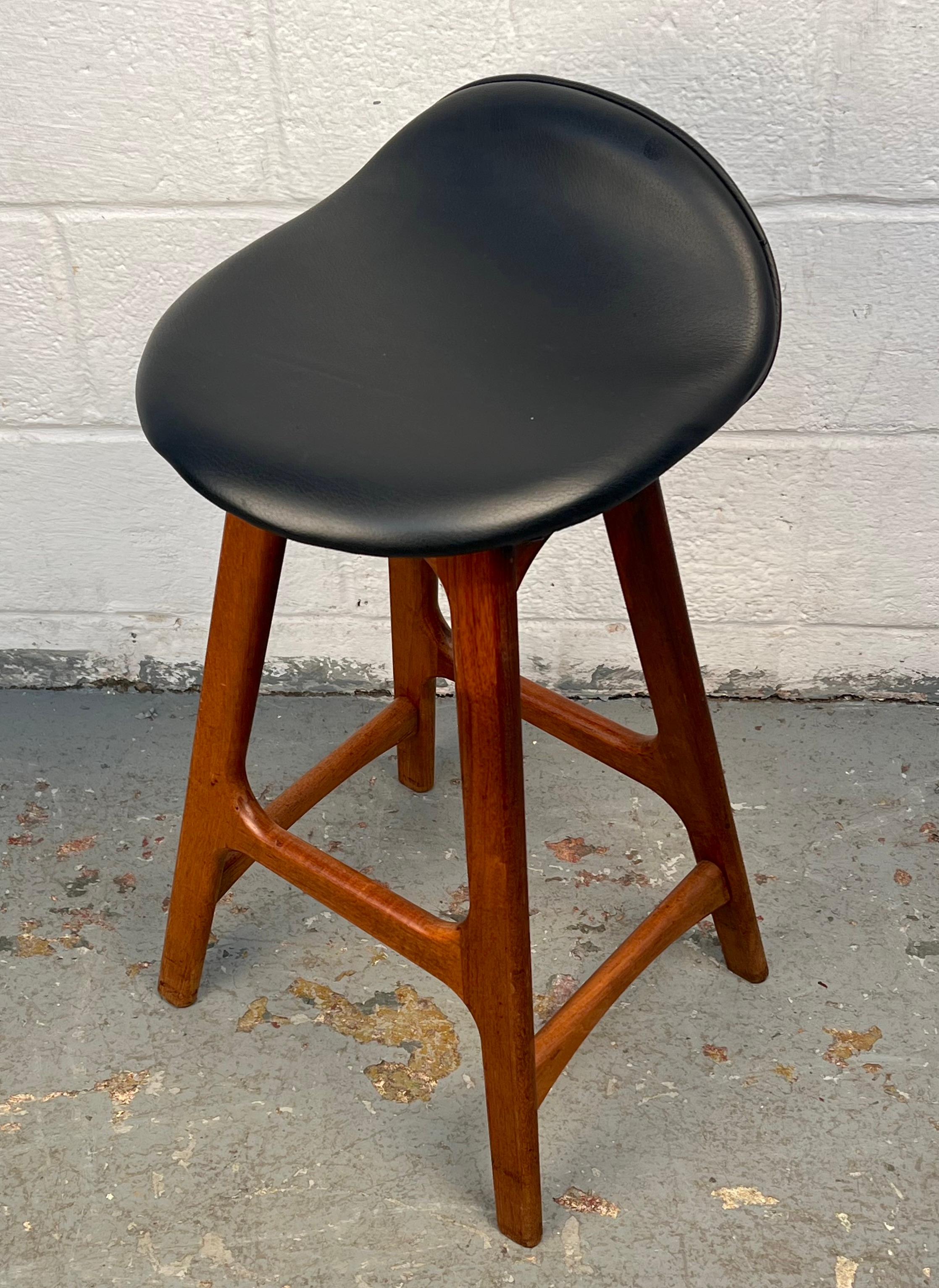 Mid-Century Modern Barhocker aus schwarzem Leder im Zustand „Gut“ im Angebot in Brooklyn, NY