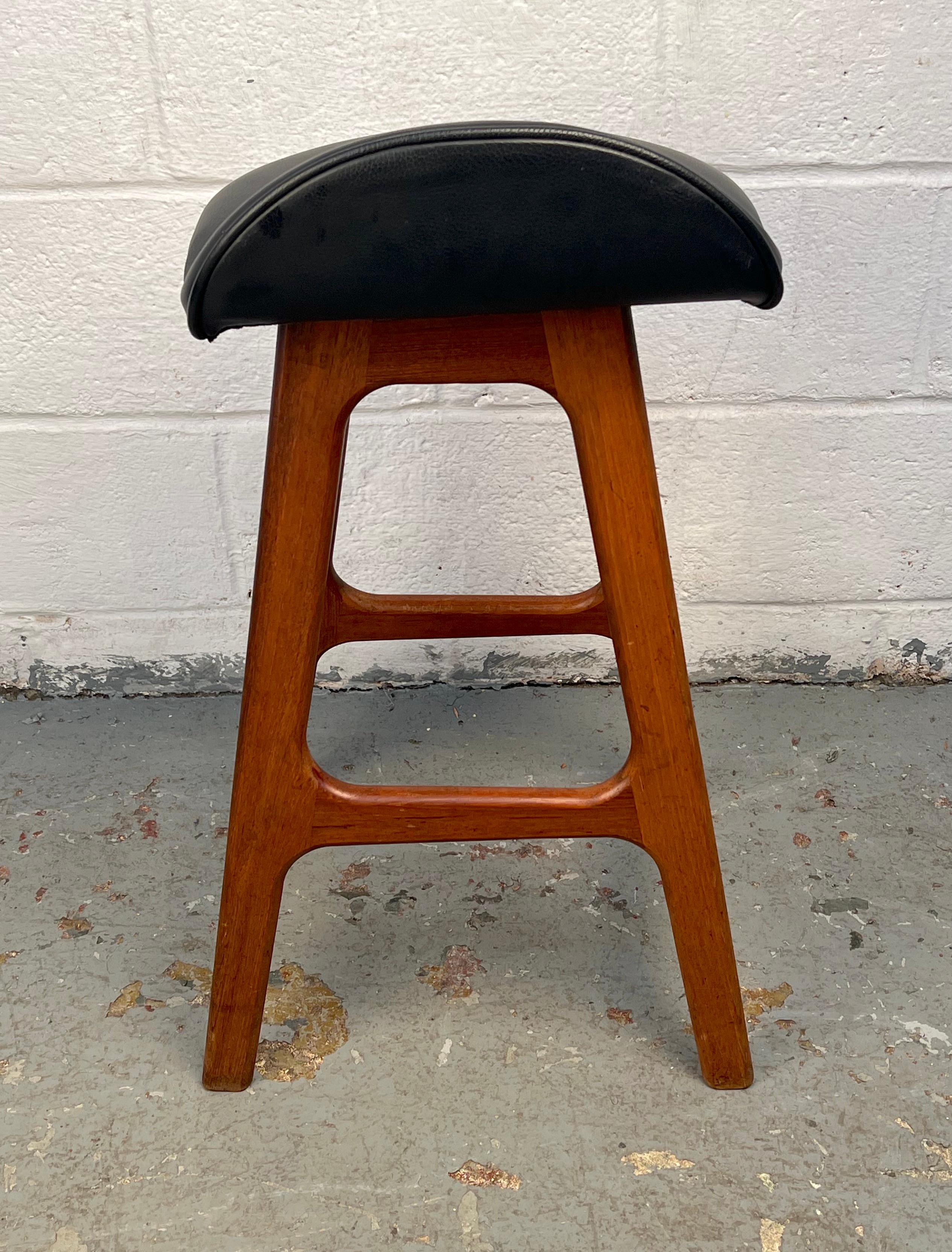 Mid-Century Modern Barhocker aus schwarzem Leder (Holz) im Angebot