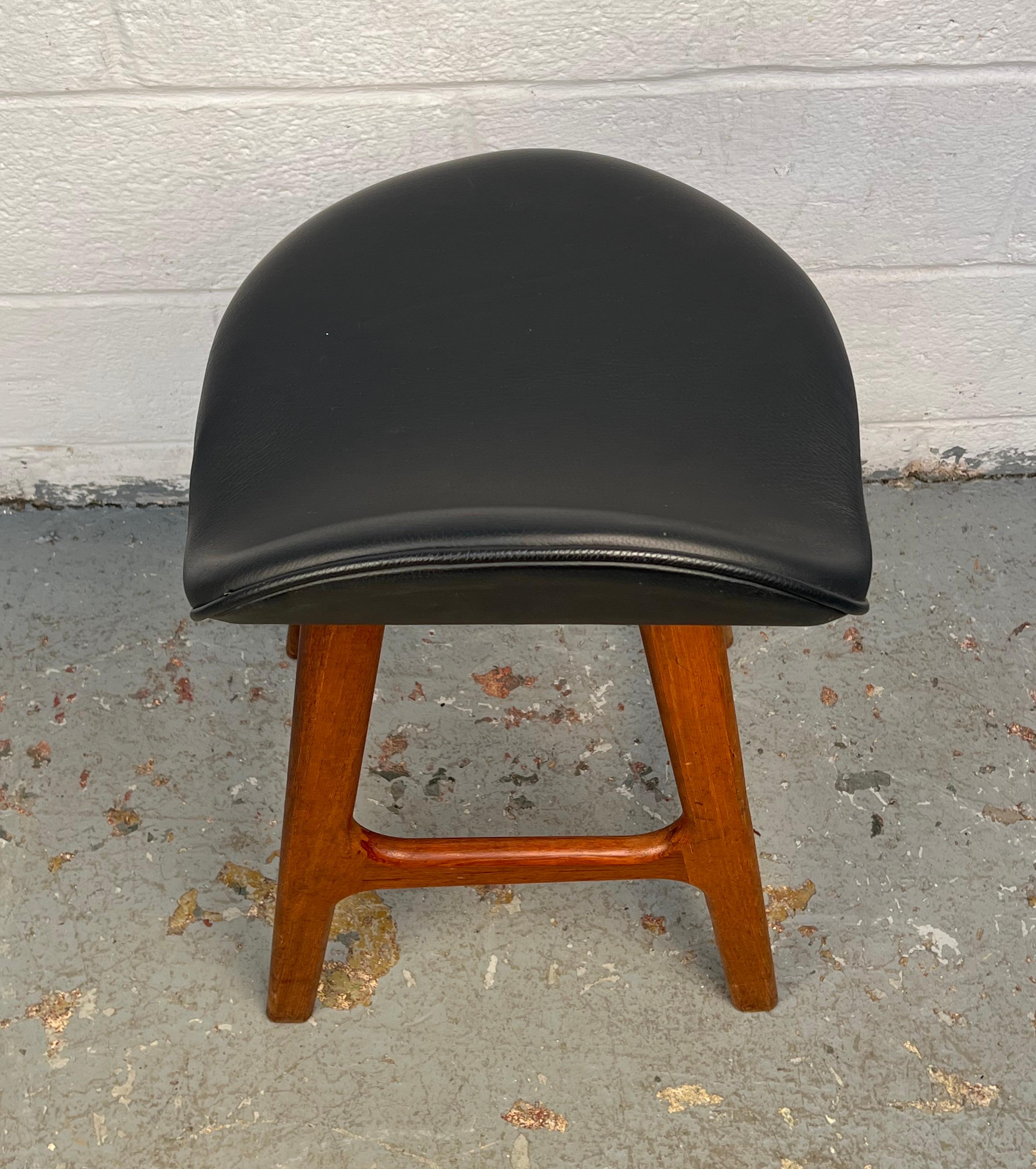 Mid-Century Modern Barhocker aus schwarzem Leder im Angebot 1
