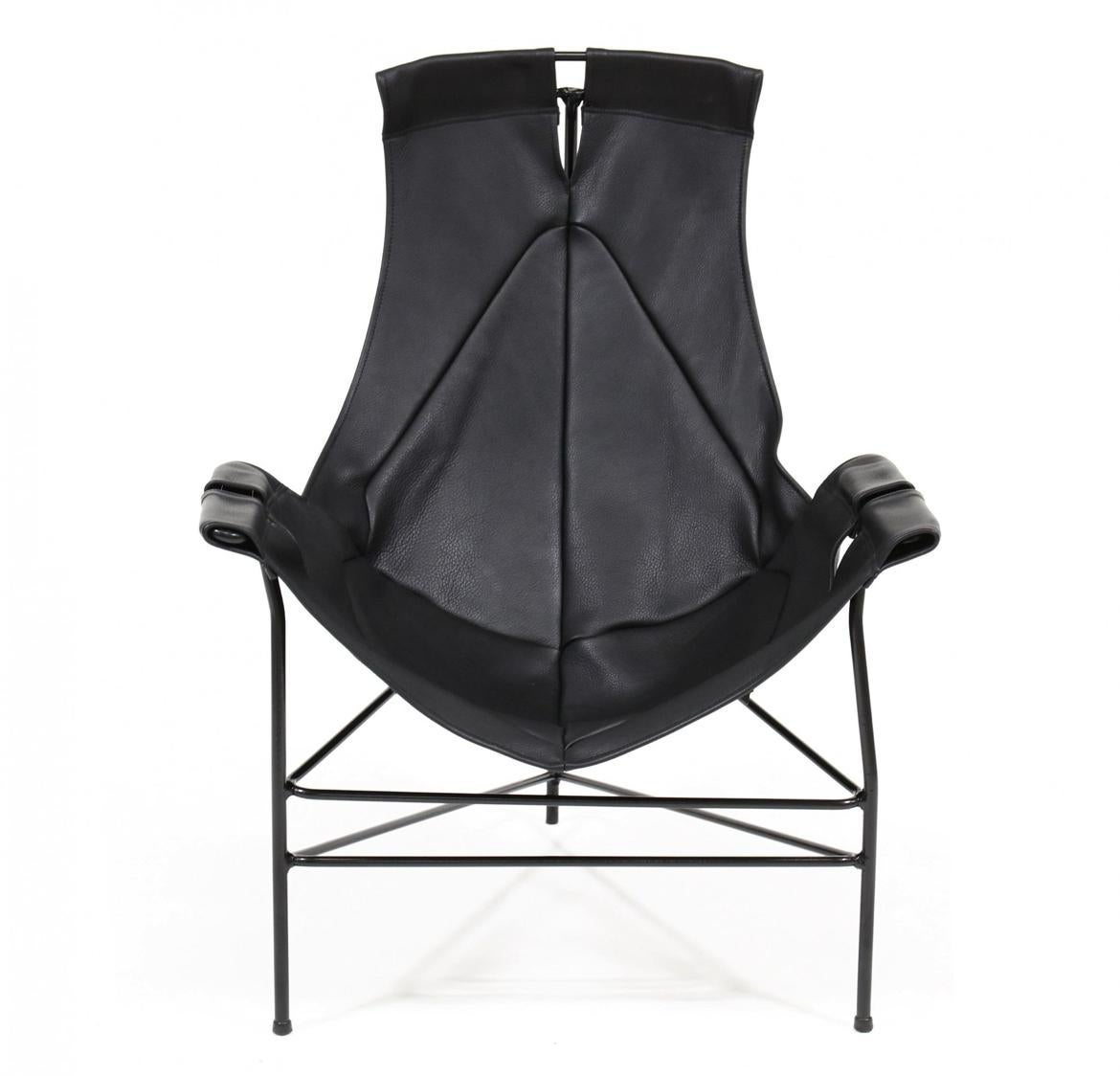 Chaise longue en cuir noir du milieu du siècle, conçue par Jerry Johnson pour Leathercraft en 1954. Bon état vintage prêt à l'emploi. Situé à Brooklyn NYC

Mesures 
24 x 20 x 31