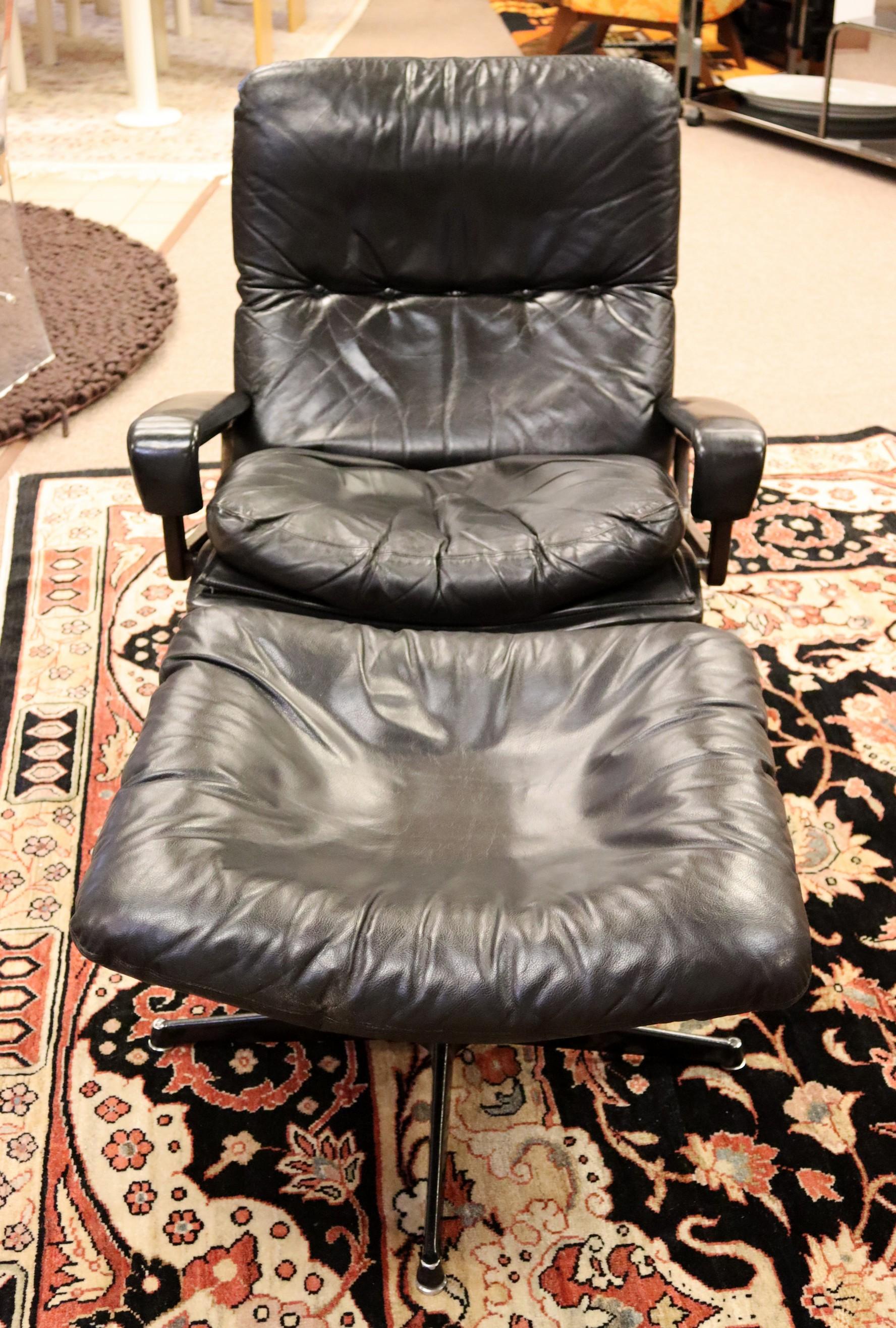 Mid-Century Modern Black Leather Lounge Chair & Ottoman Set 1970s In Good Condition In Keego Harbor, MI