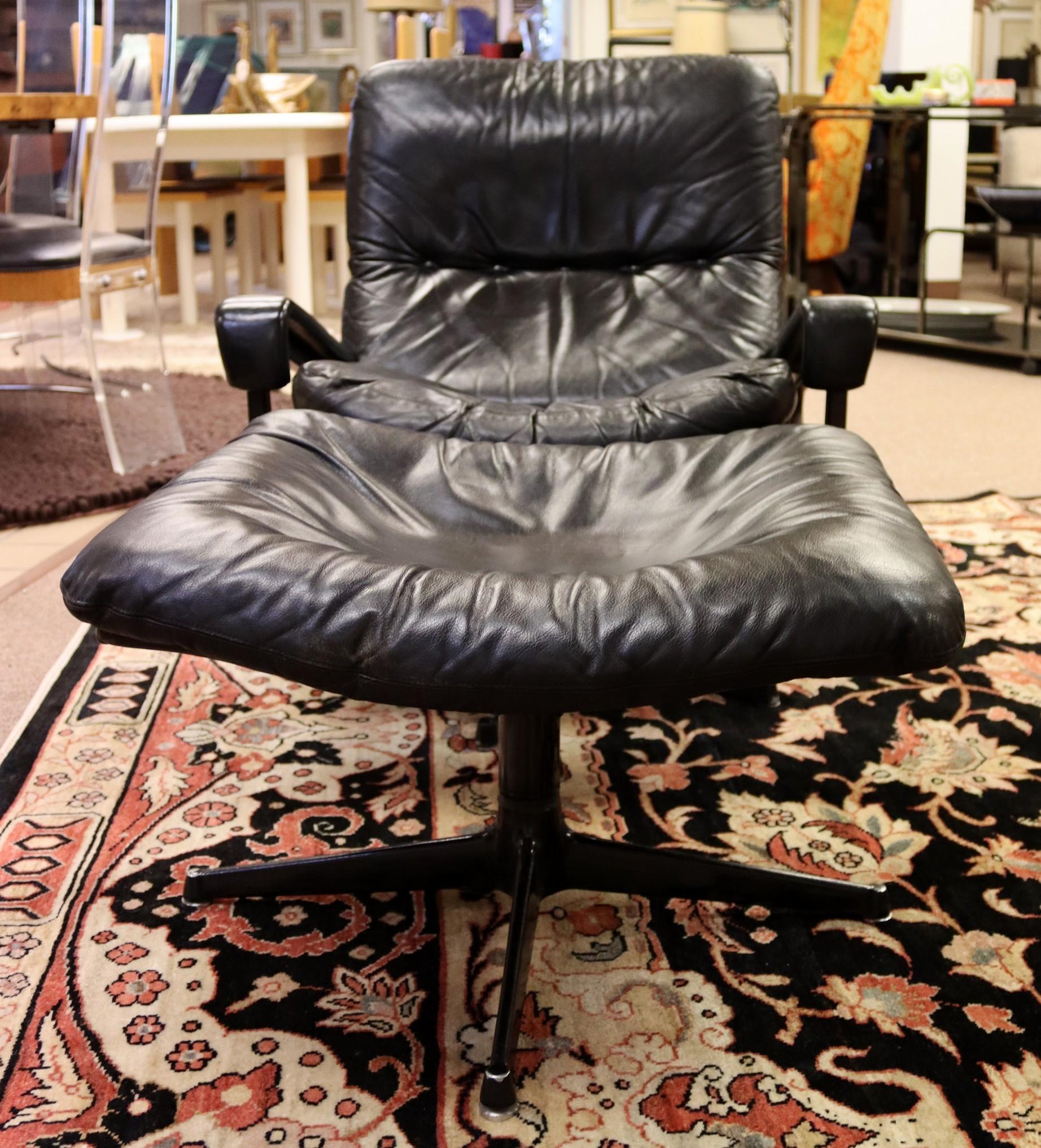 Late 20th Century Mid-Century Modern Black Leather Lounge Chair & Ottoman Set 1970s