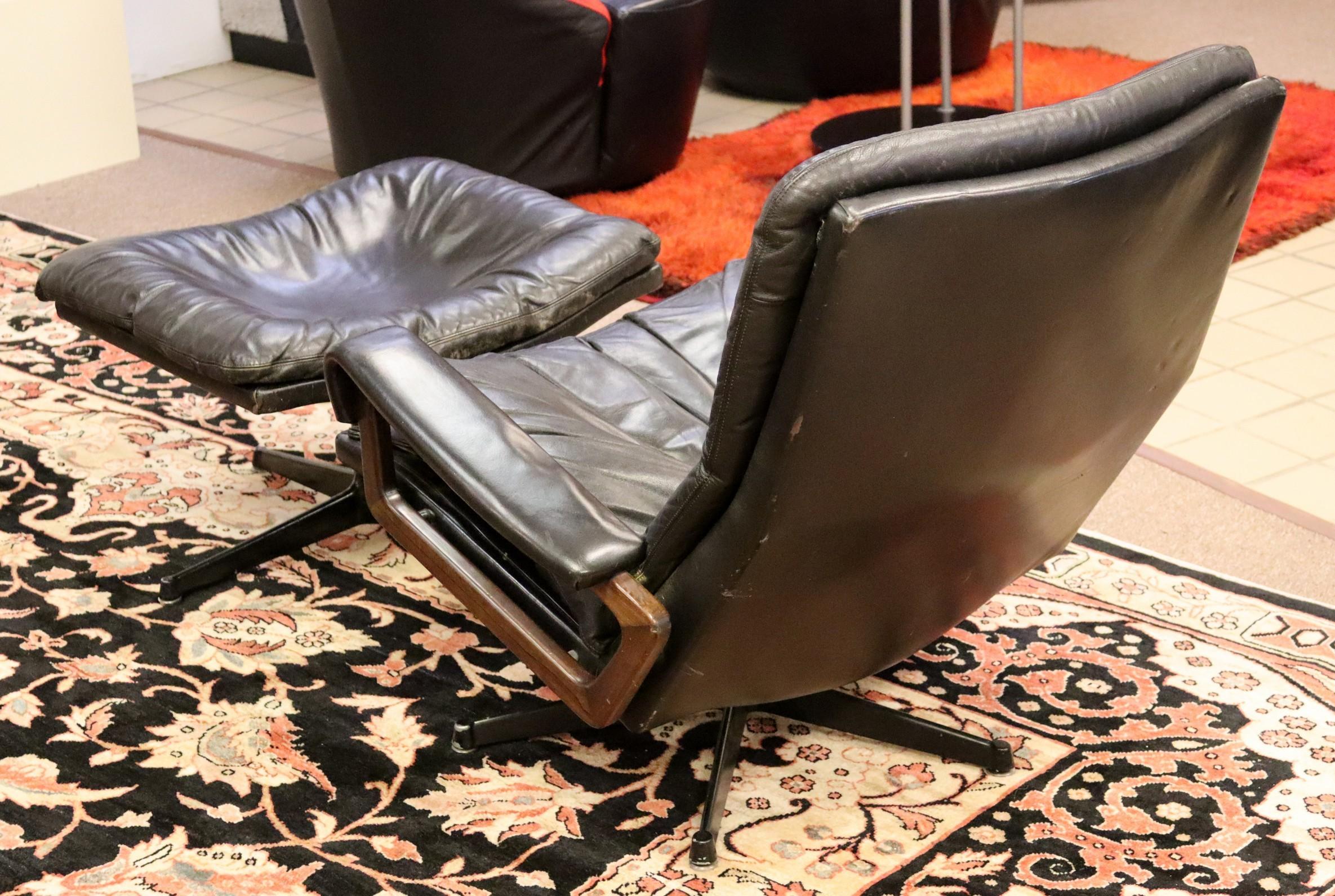 Mid-Century Modern Black Leather Lounge Chair & Ottoman Set 1970s 5