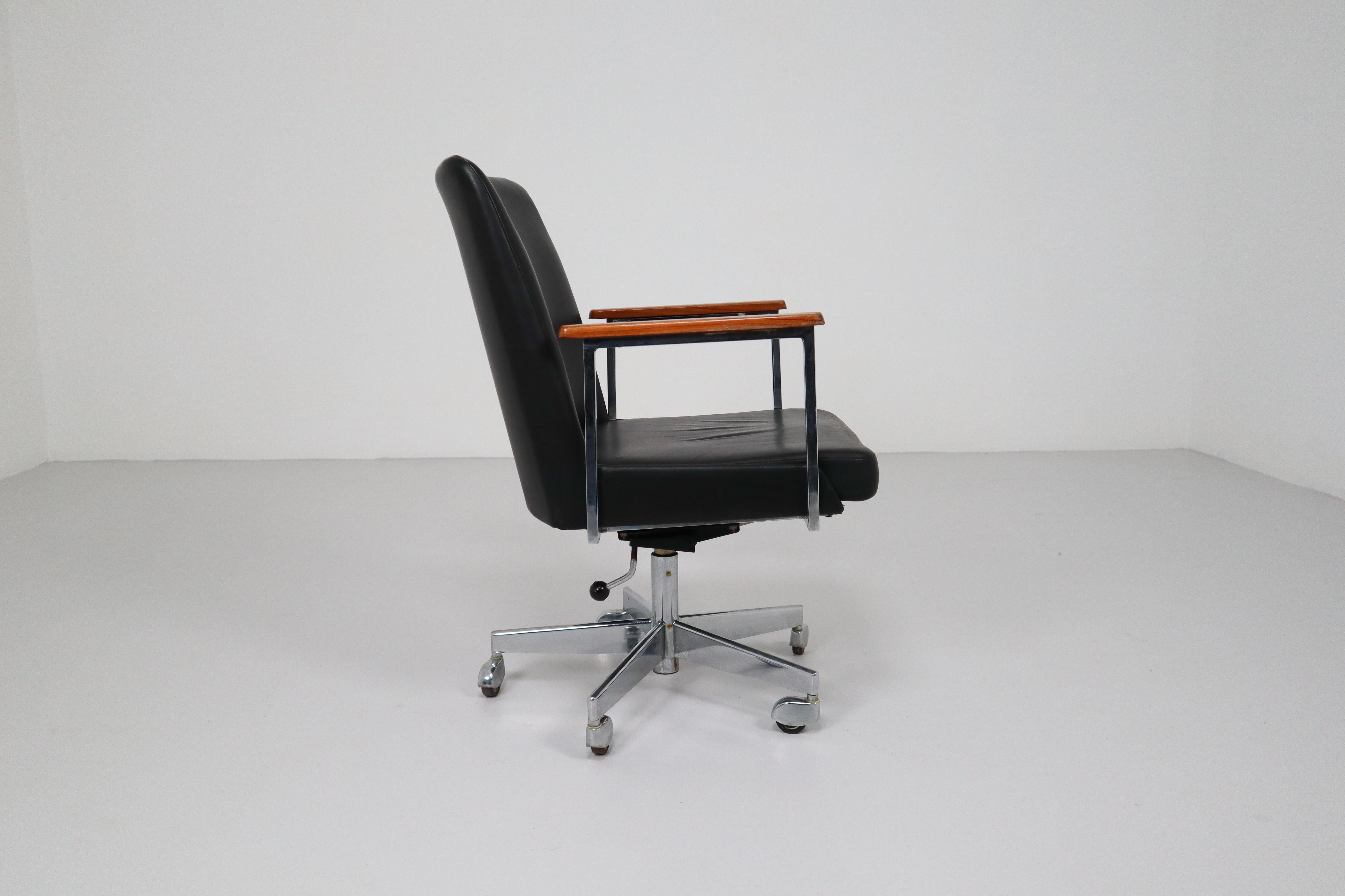 Mid-Century Modern Black Leather Office Armchairs Manufactured by Mauser 1960s 3
