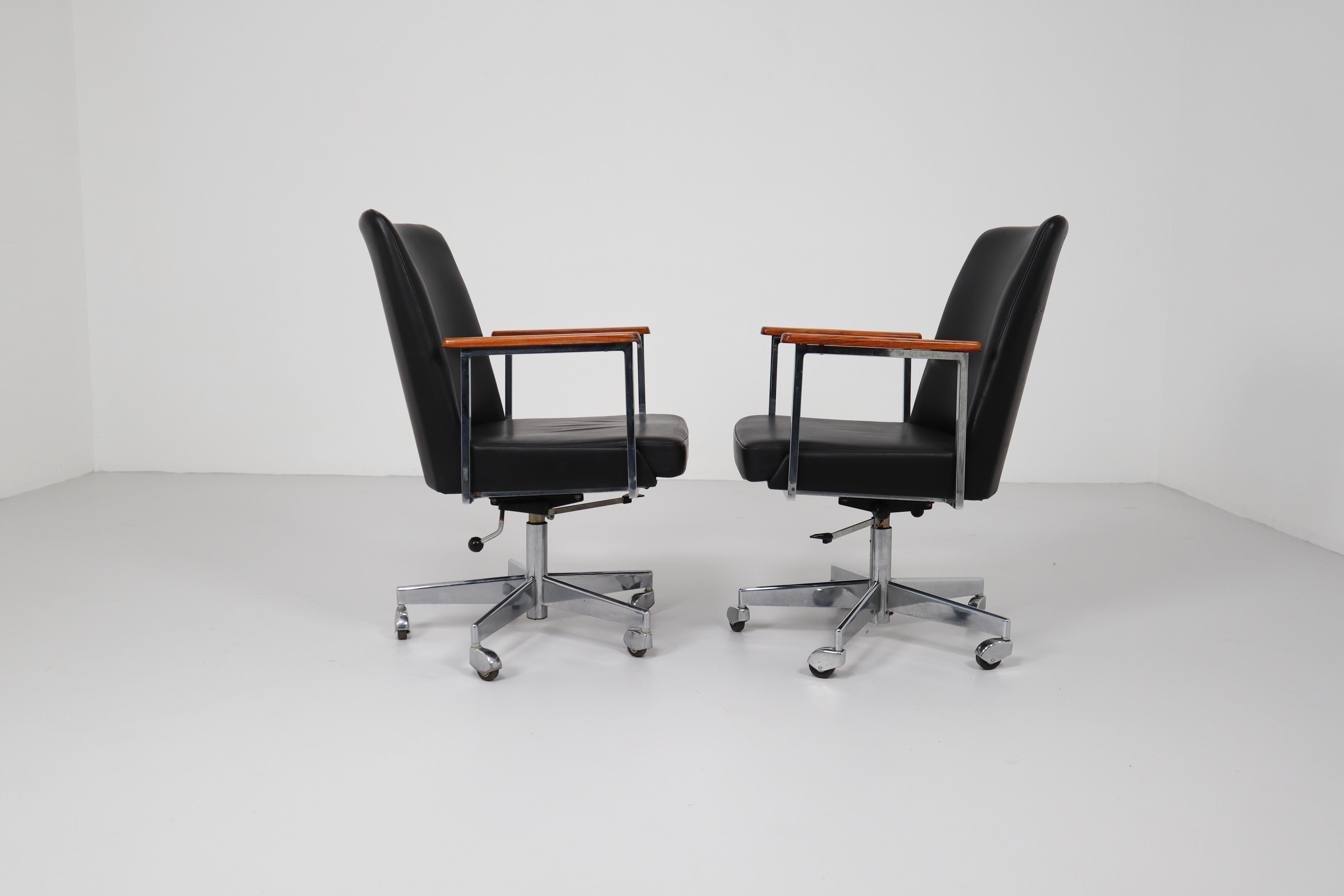 Mid-Century Modern Black Leather Office Armchairs Manufactured by Mauser 1960s 4