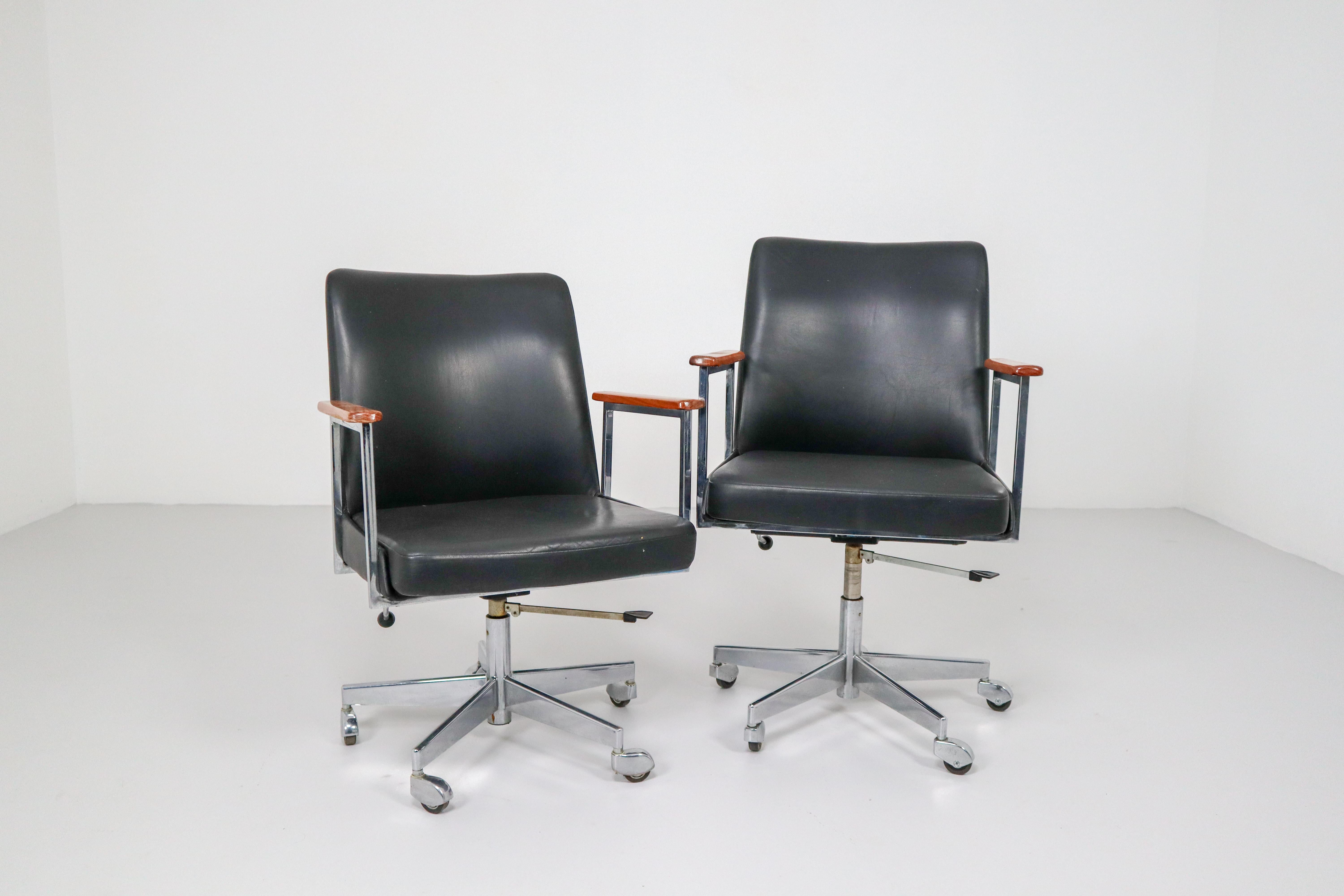 Mid-Century Modern Black Leather Office Armchairs Manufactured by Mauser 1960s 2