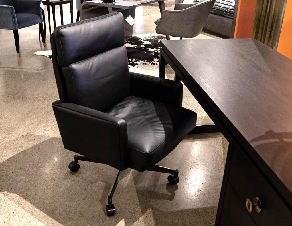 Chaise de bureau en cuir noir moderne du milieu du siècle en vente 3