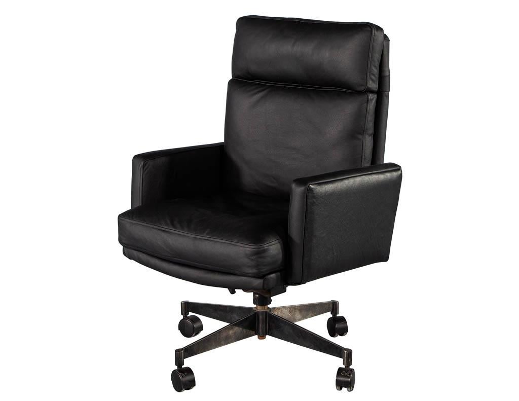 Mid-Century Modern Chaise de bureau en cuir noir moderne du milieu du siècle en vente