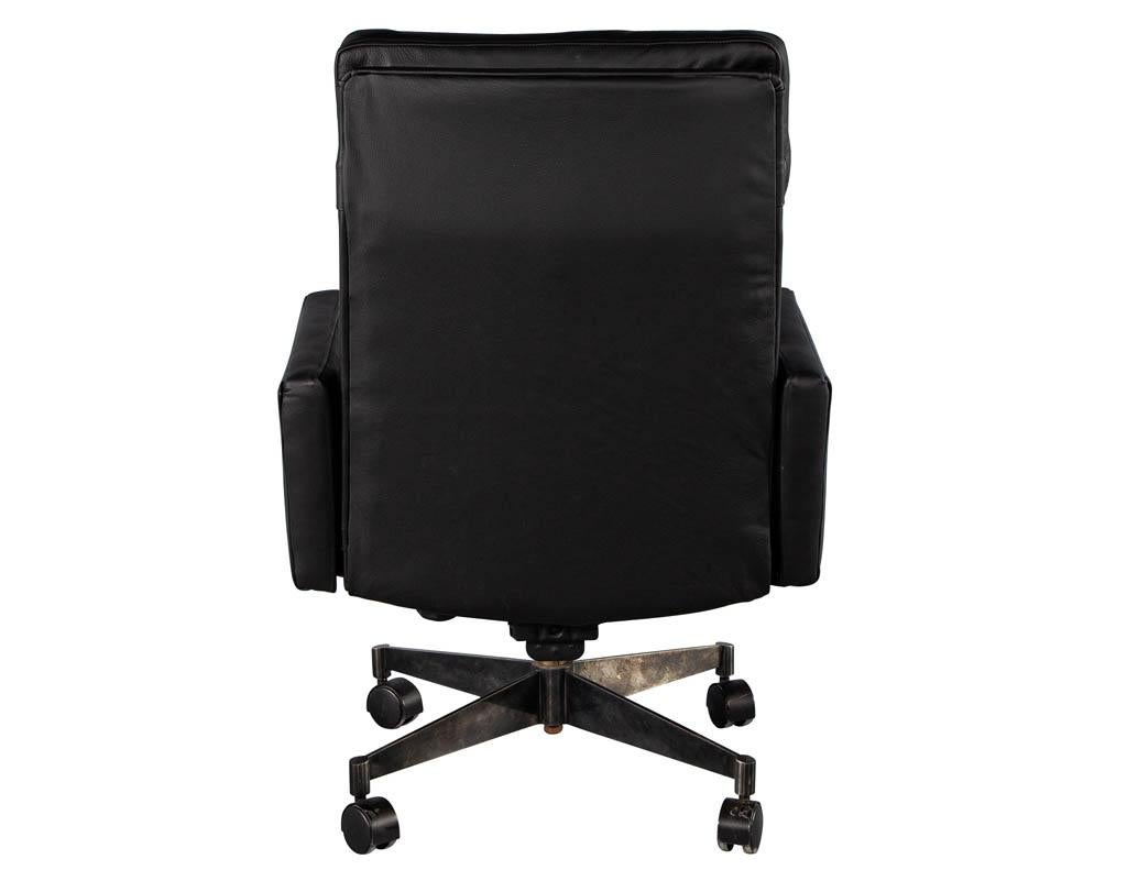 Fin du 20e siècle Chaise de bureau en cuir noir moderne du milieu du siècle en vente