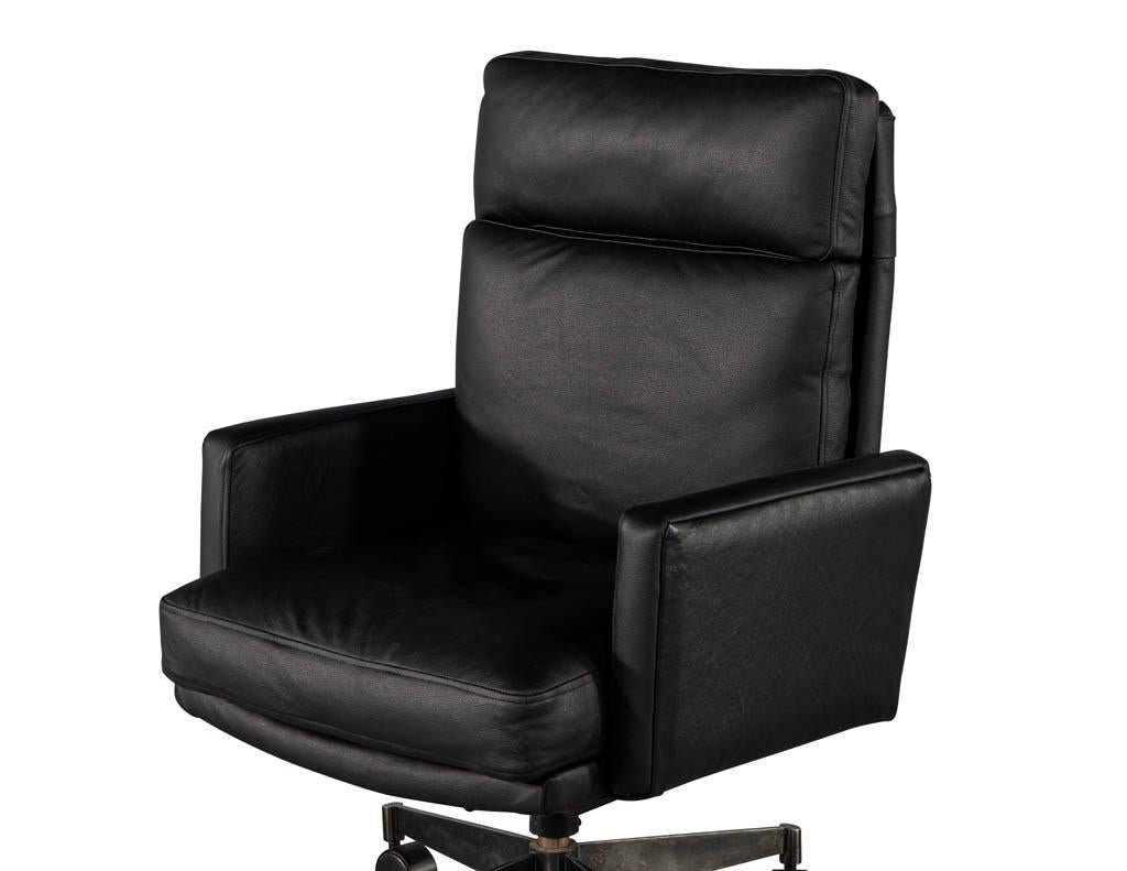 Chaise de bureau en cuir noir moderne du milieu du siècle en vente 1