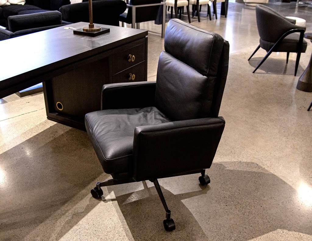 Chaise de bureau en cuir noir moderne du milieu du siècle en vente 2