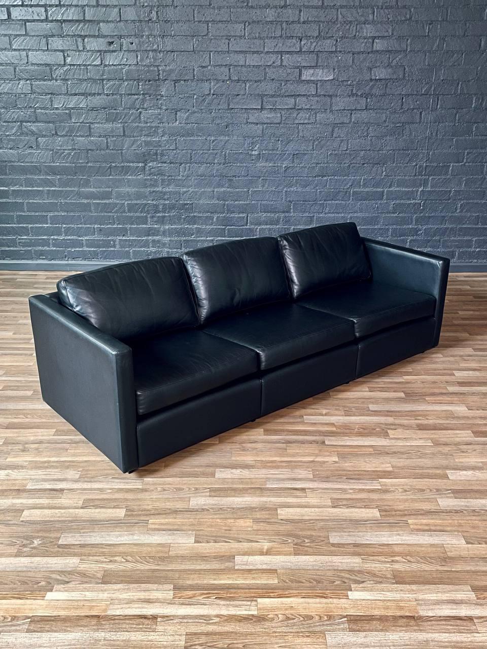 Condizioni: Condizioni originali d'epoca
Materiali: Pelle nera originale 

Questo elegante divano a tre posti di Knoll incarna l'eleganza senza tempo del design moderno della fine del XX secolo. Rivestita in morbida pelle nera, presenta linee