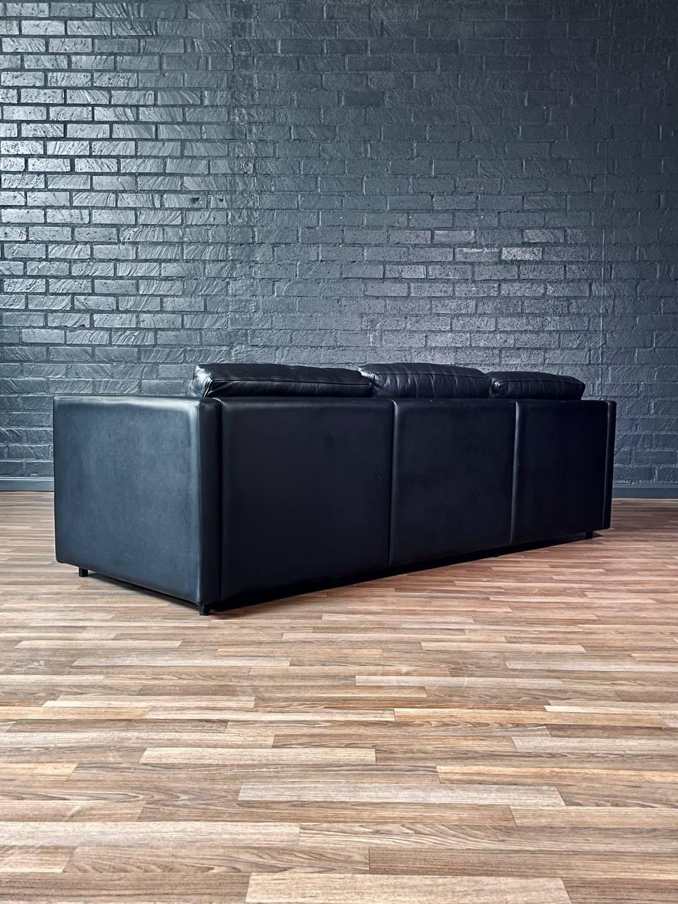 Americano Divano moderno di metà secolo in pelle nera di Charles Pfister per Knoll