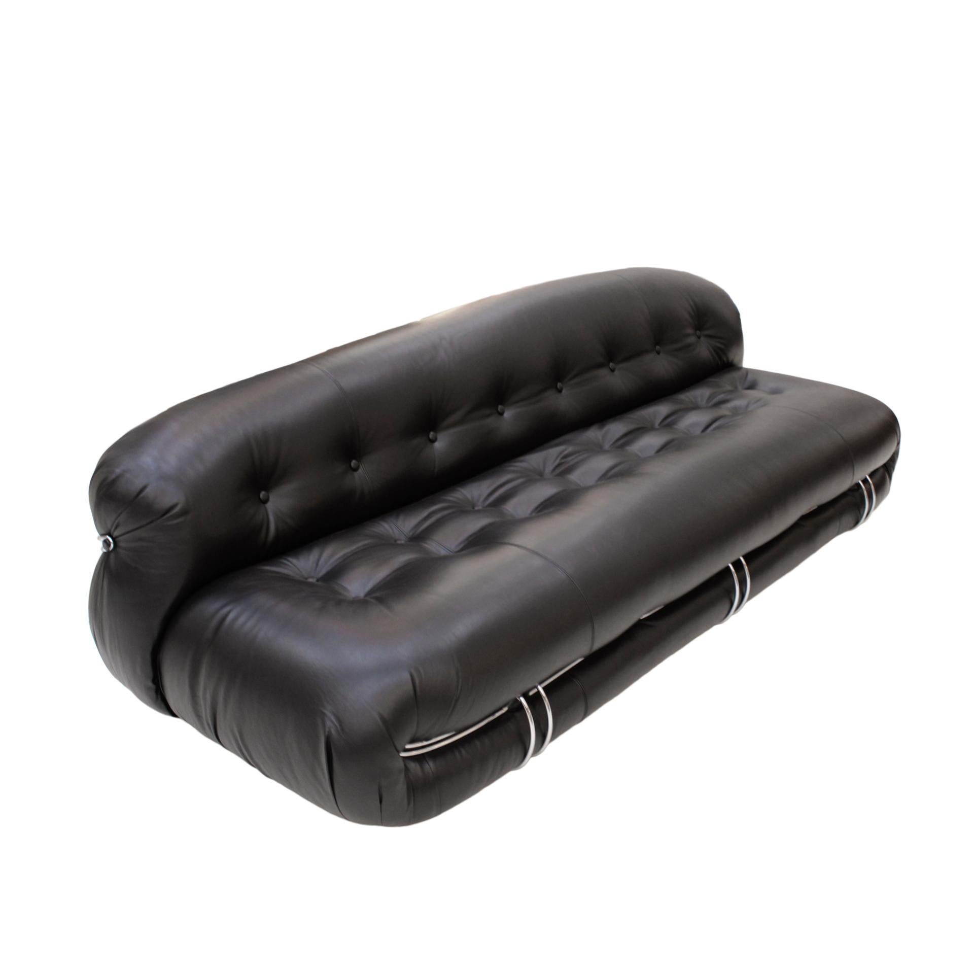 The Soriana sofa, designed by Tobia Scarpa and edited by Cassina, is a remarkable piece of furniture that embodies the essence of Italian design from the 1960s. With its sleek steel structure and reupholstered black leather, this sofa effortlessly