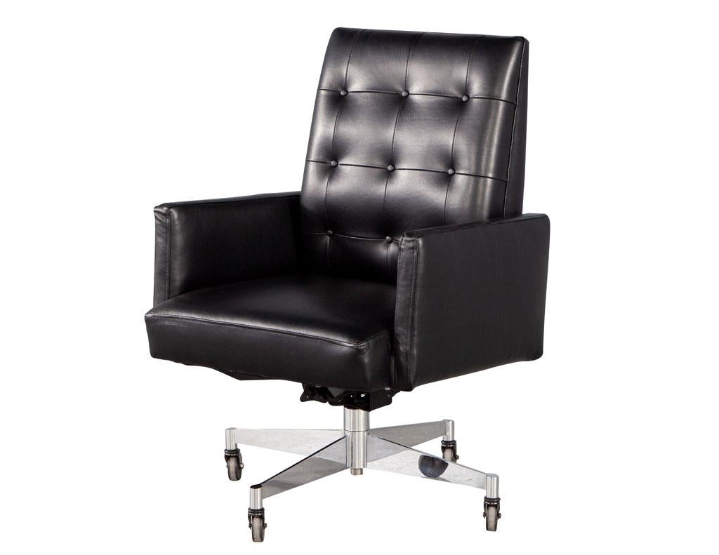 Mid-Century Modern Black Leather Swivel Office Chair by Stow and Davis In Good Condition In North York, ON