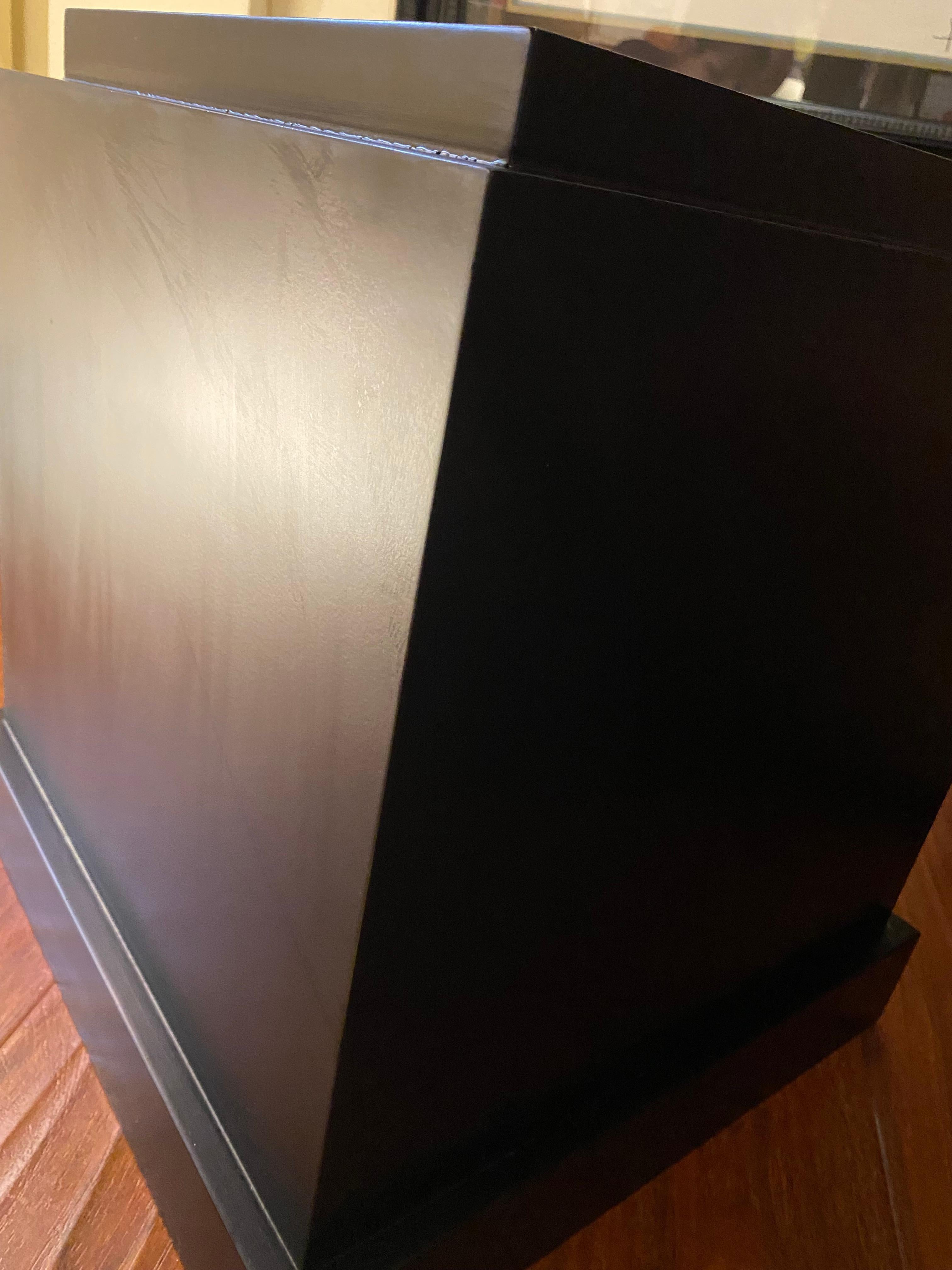 Pedestal bajo cuadrado lacado negro moderno de mediados de siglo Moderno de mediados de siglo en venta
