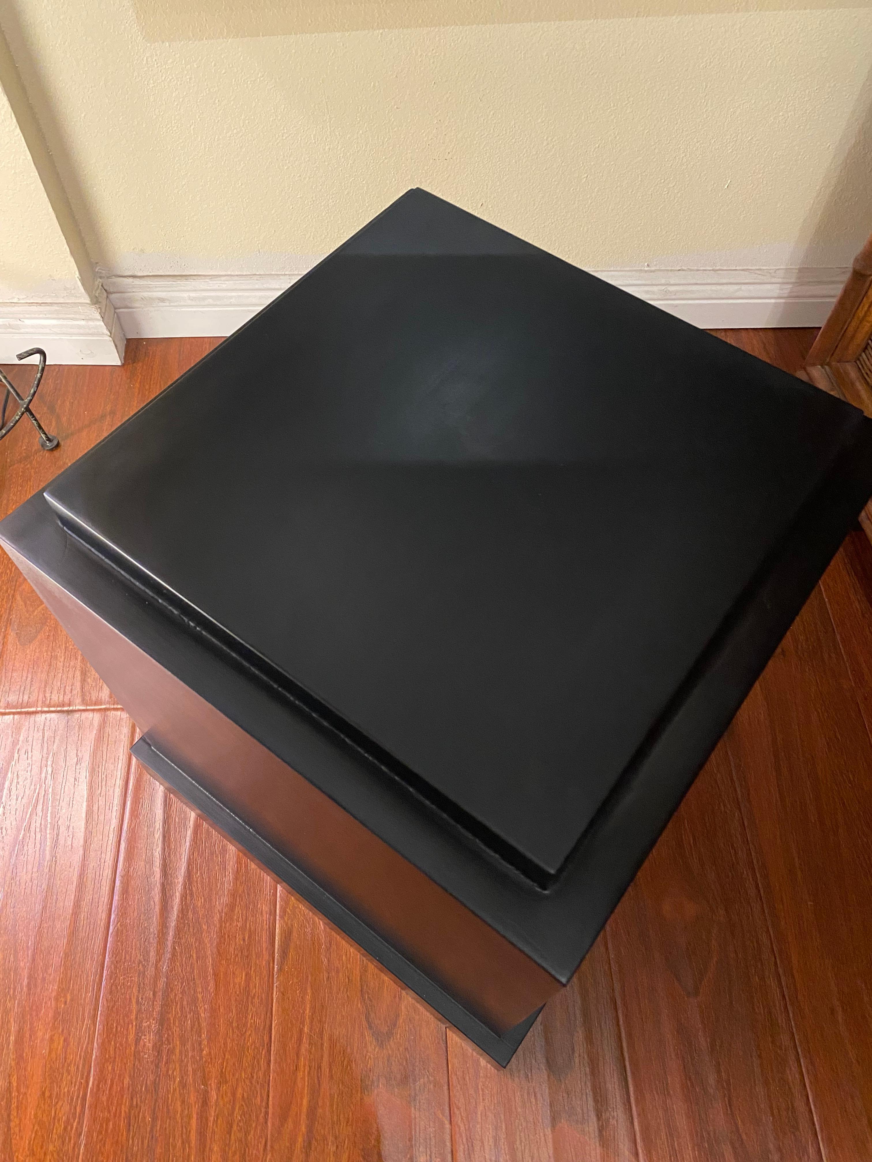 Pedestal bajo cuadrado lacado negro moderno de mediados de siglo Estadounidense en venta